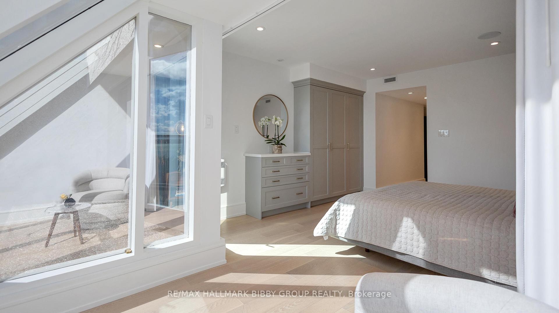 3 Bedrooms Condo at 99 Harbour, Toronto For sale