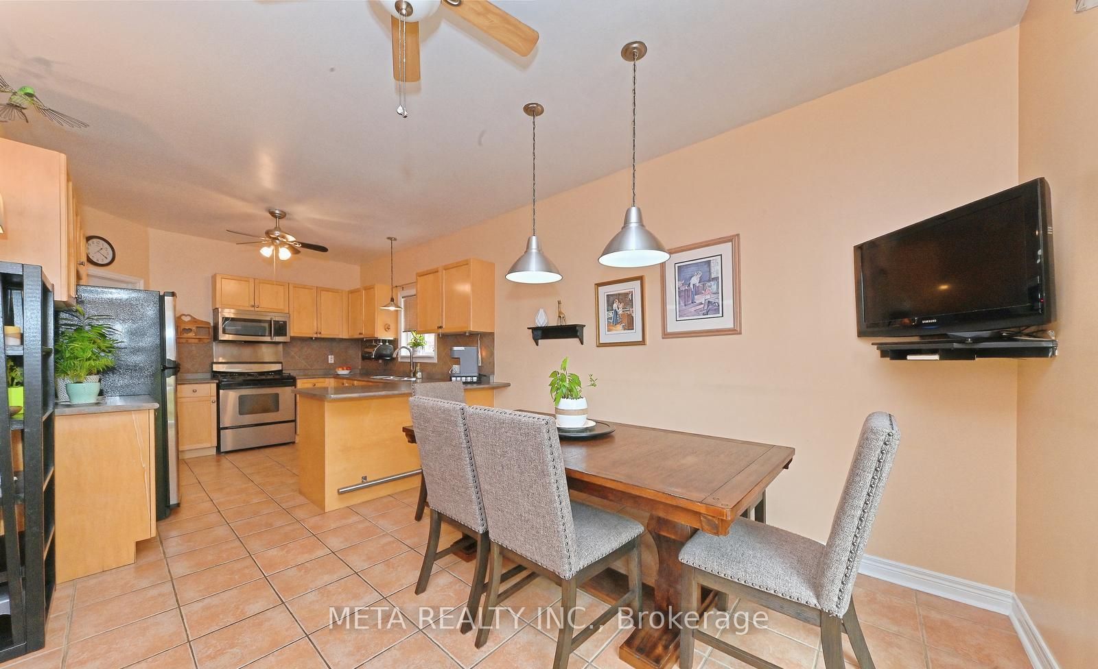 138 Van scott Drive N, #UPPER