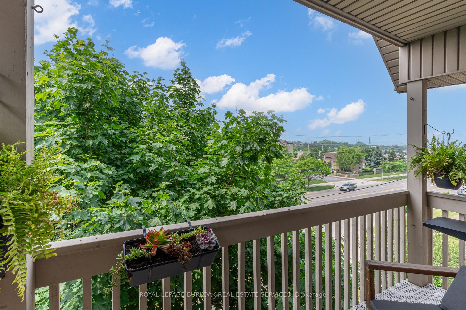 2 Bedrooms Condo at 4003 Kilmer, Burlington For sale
