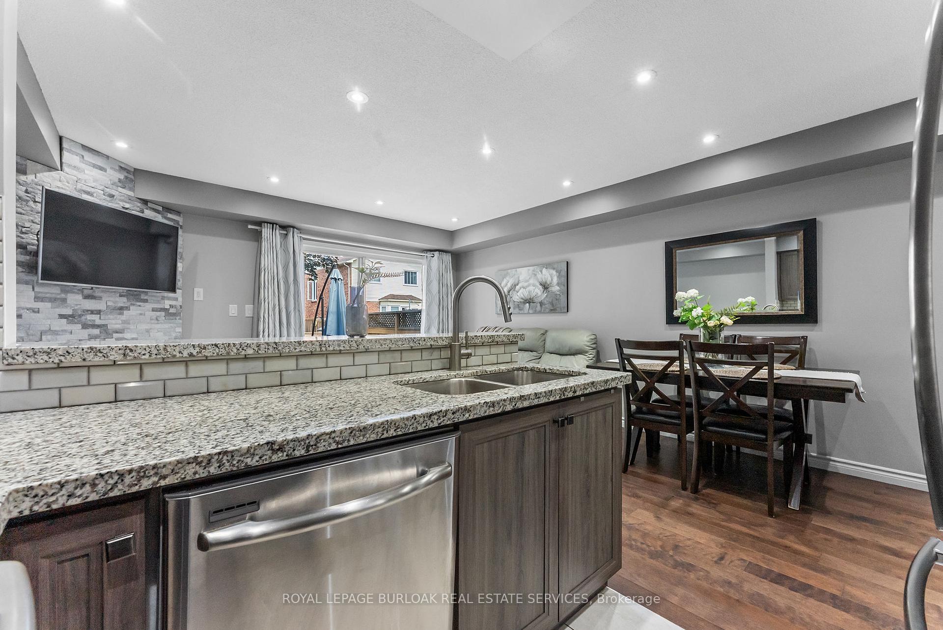 3 Bedrooms Condo at 2025 Cleaver, Burlington For sale
