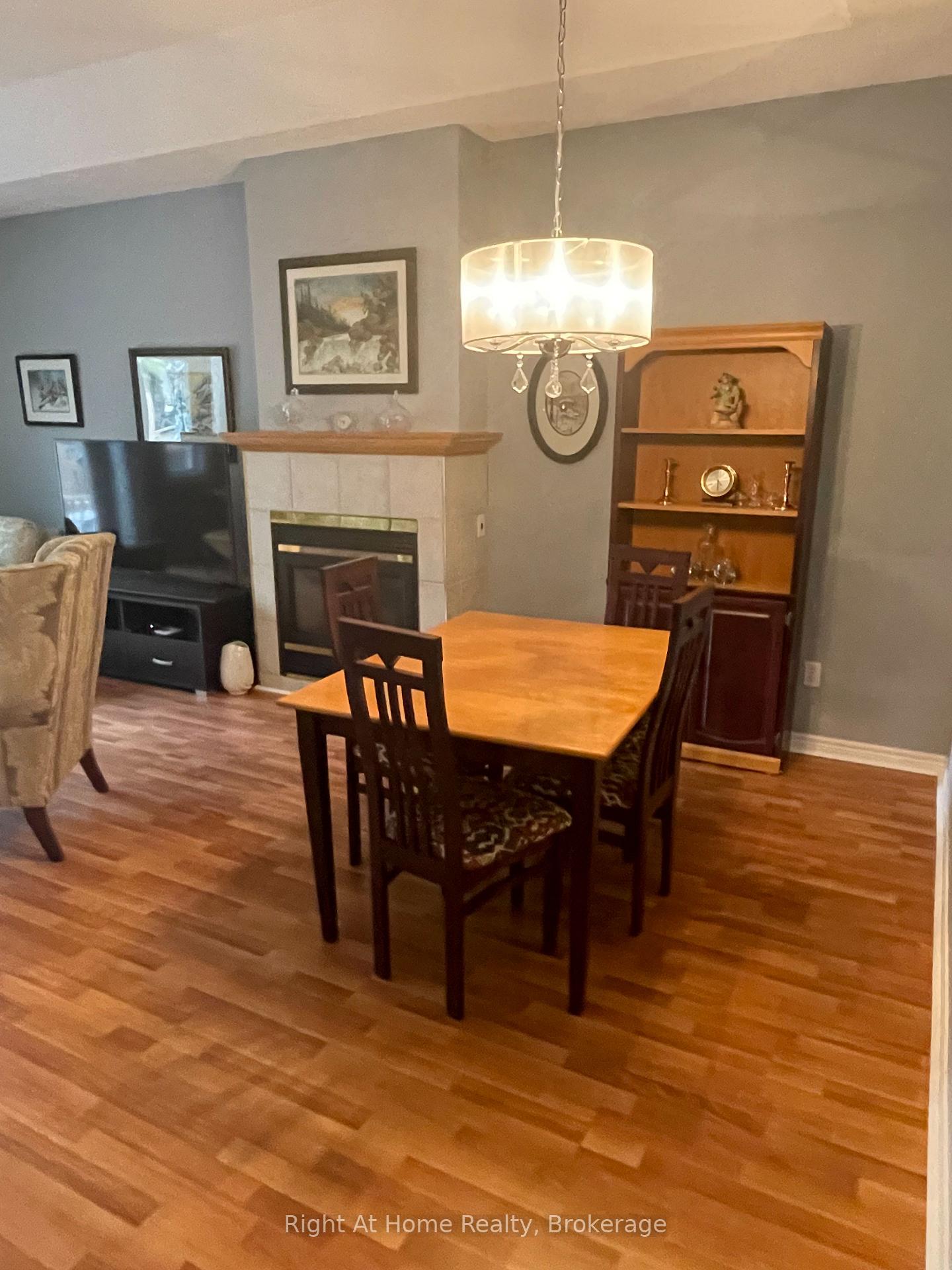 2 Bedrooms Condo at 84 Greentrail, Hamilton For sale