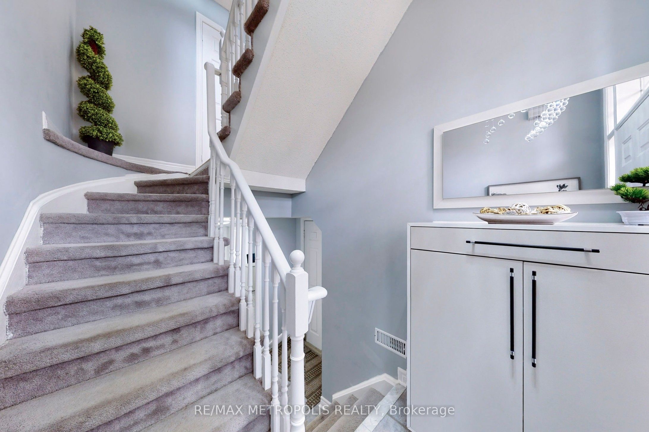 50 MOSAICS Avenue, Aurora, ON L4G 7L5
