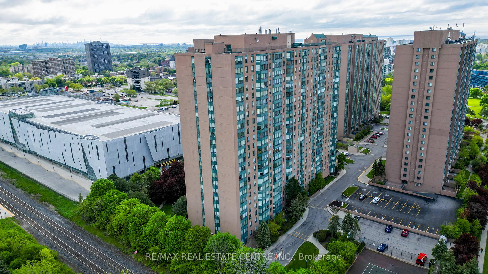 2 Bedrooms Condo at 135 Hillcrest, Mississauga For sale