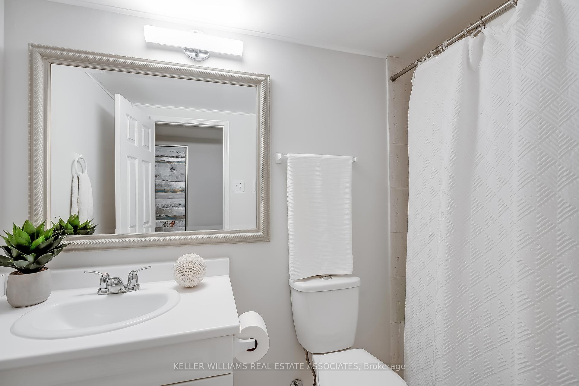 4 Bedrooms Condo at 5305 Glen Erin, Mississauga For sale
