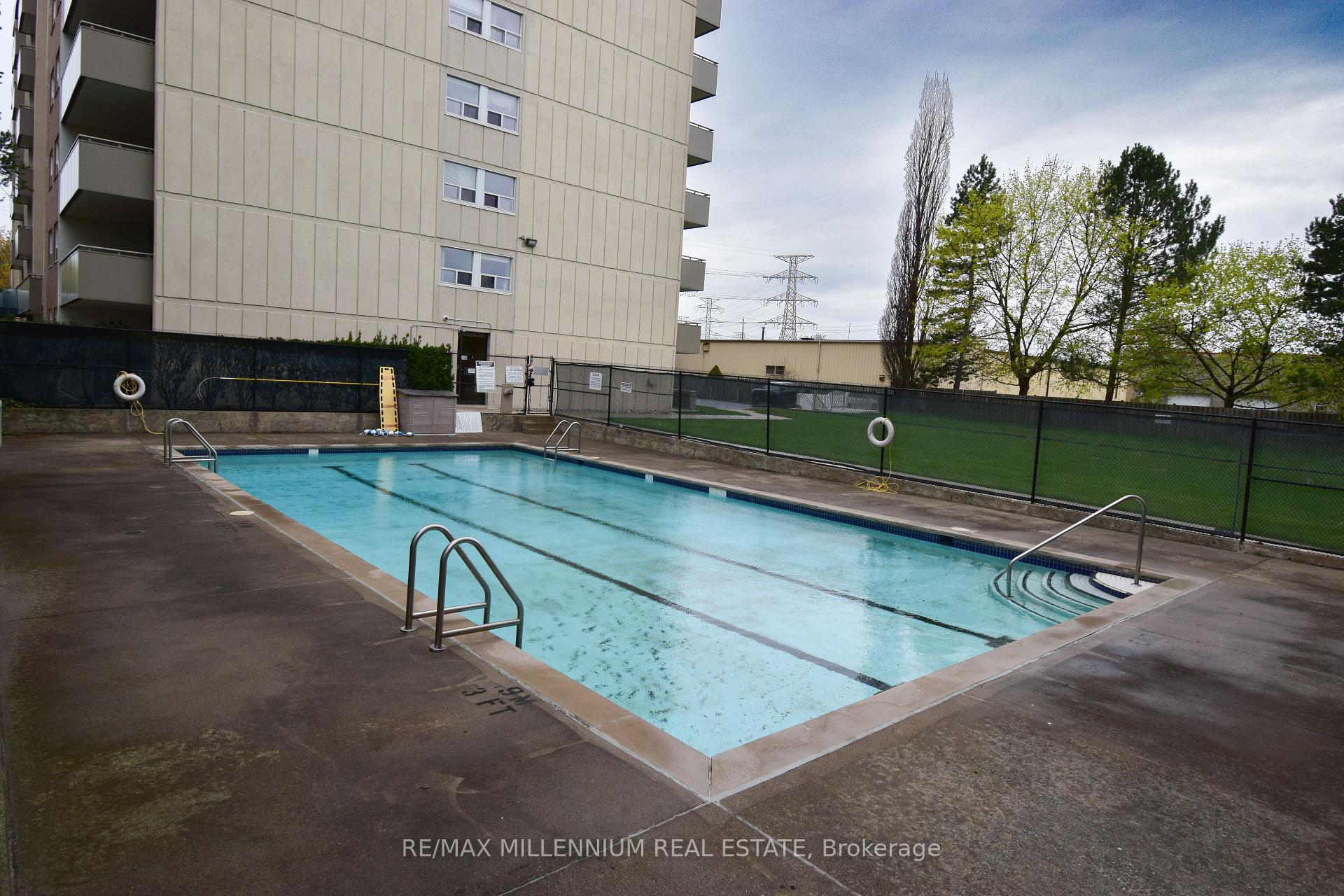 2 Bedrooms Condo at 1425 Ghent,  Burlington For sale