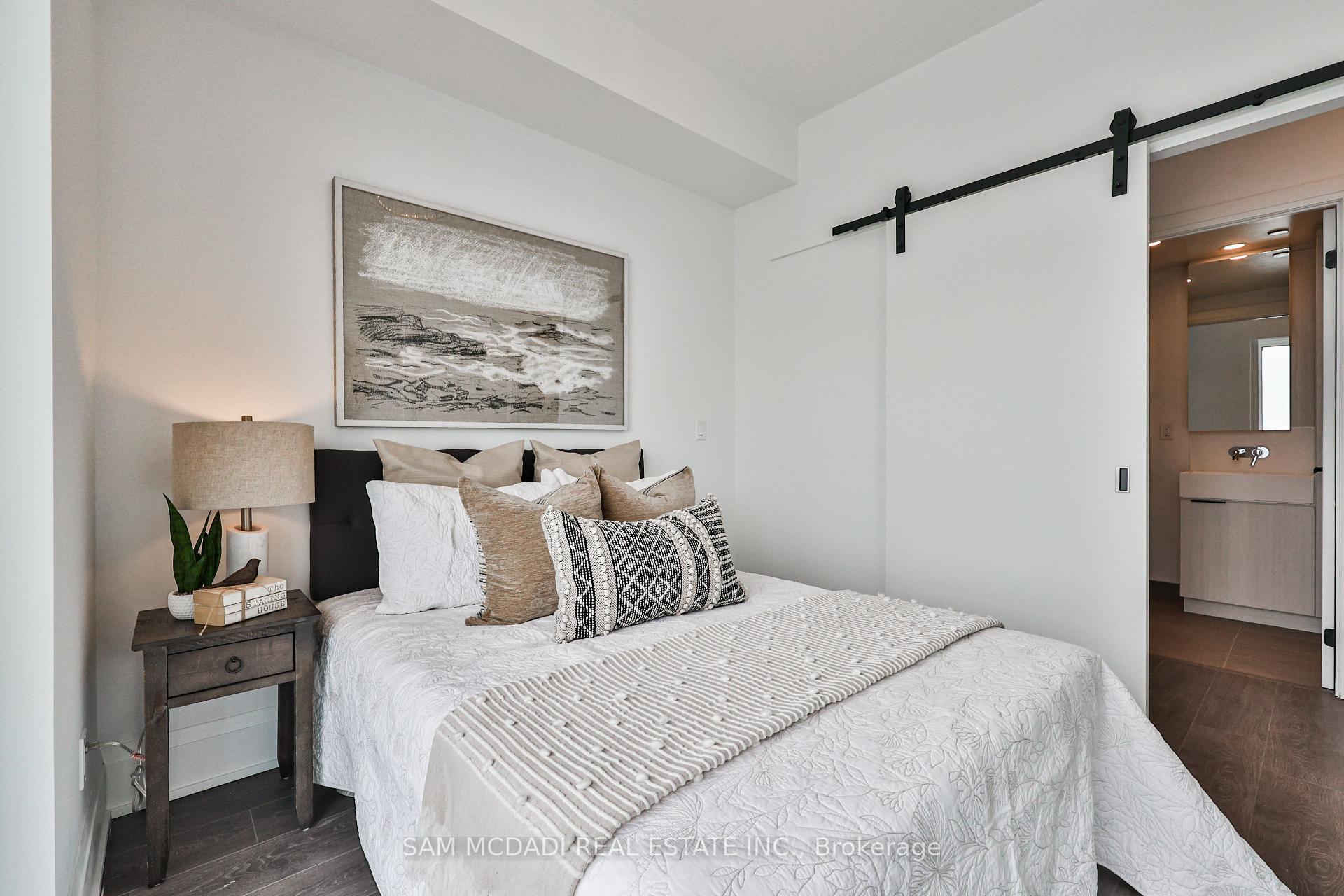 3 Bedrooms Condo at 370 Martha, Burlington For sale