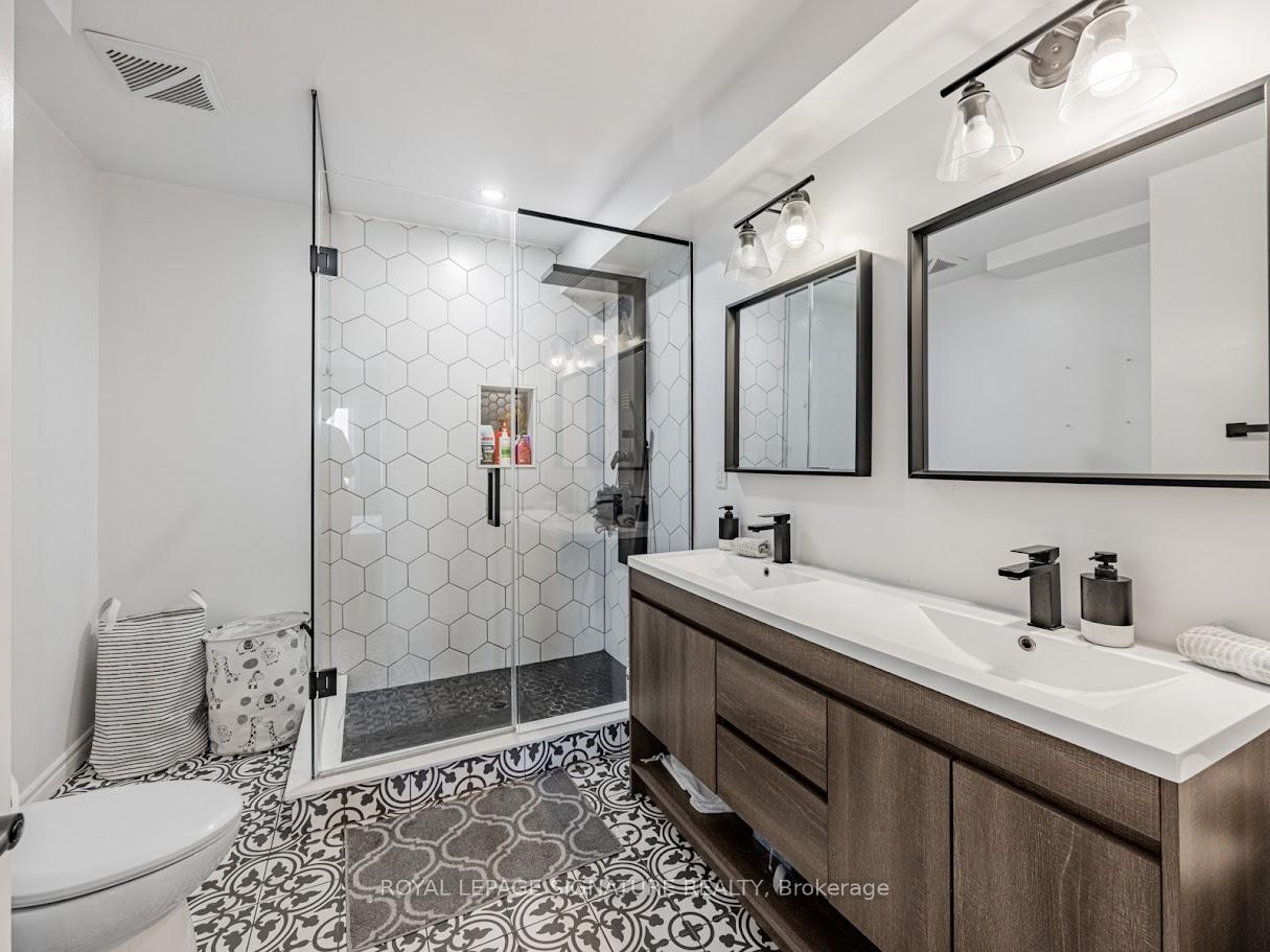 3 Bedrooms Condo at 1211 Parkwest, Mississauga For sale