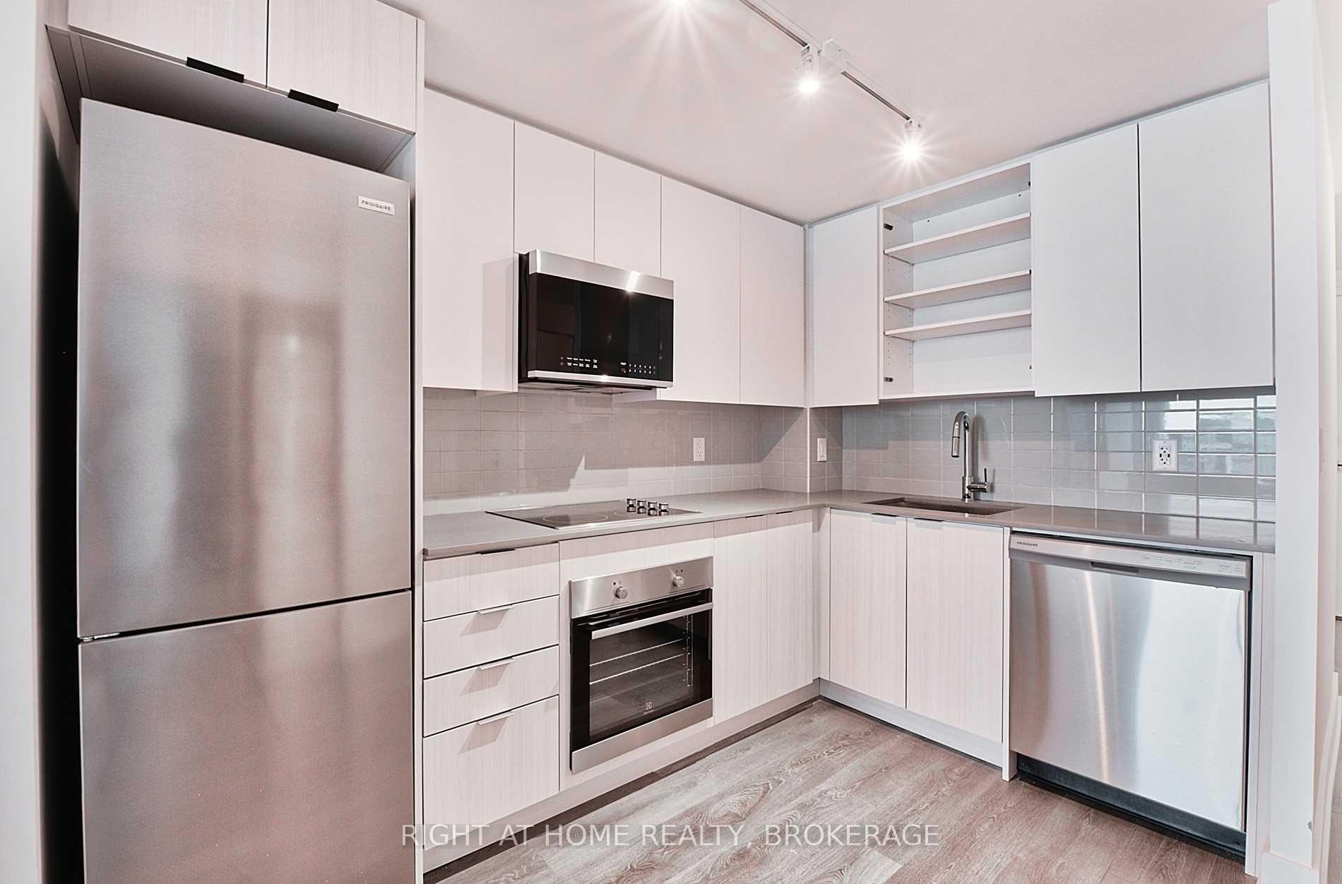 2 Bedrooms Condo at 2481 Taunton, Oakville For sale