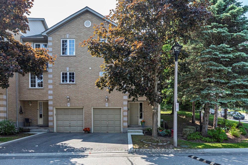 3 Bedrooms Condo at 31 Moss, Hamilton For sale
