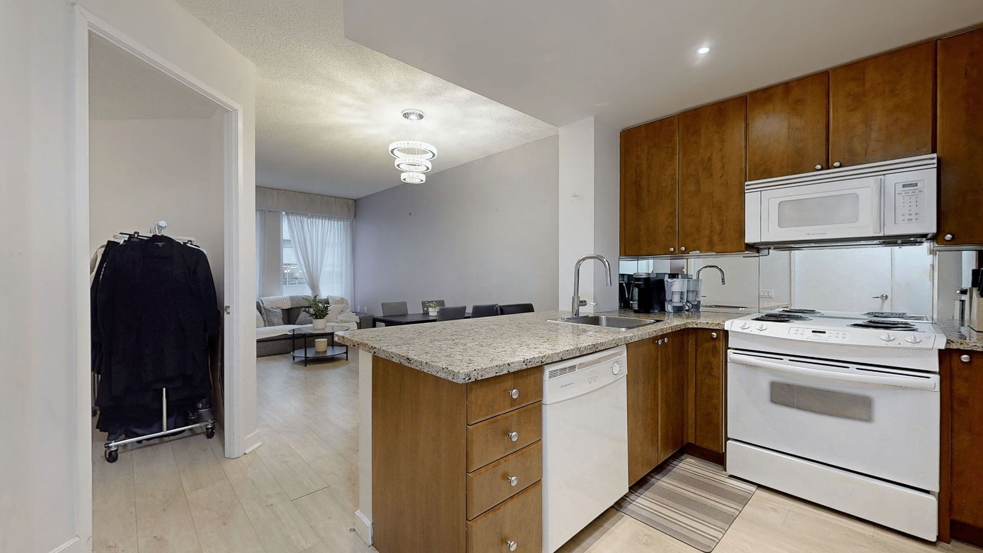 85 Bloor Street E 903