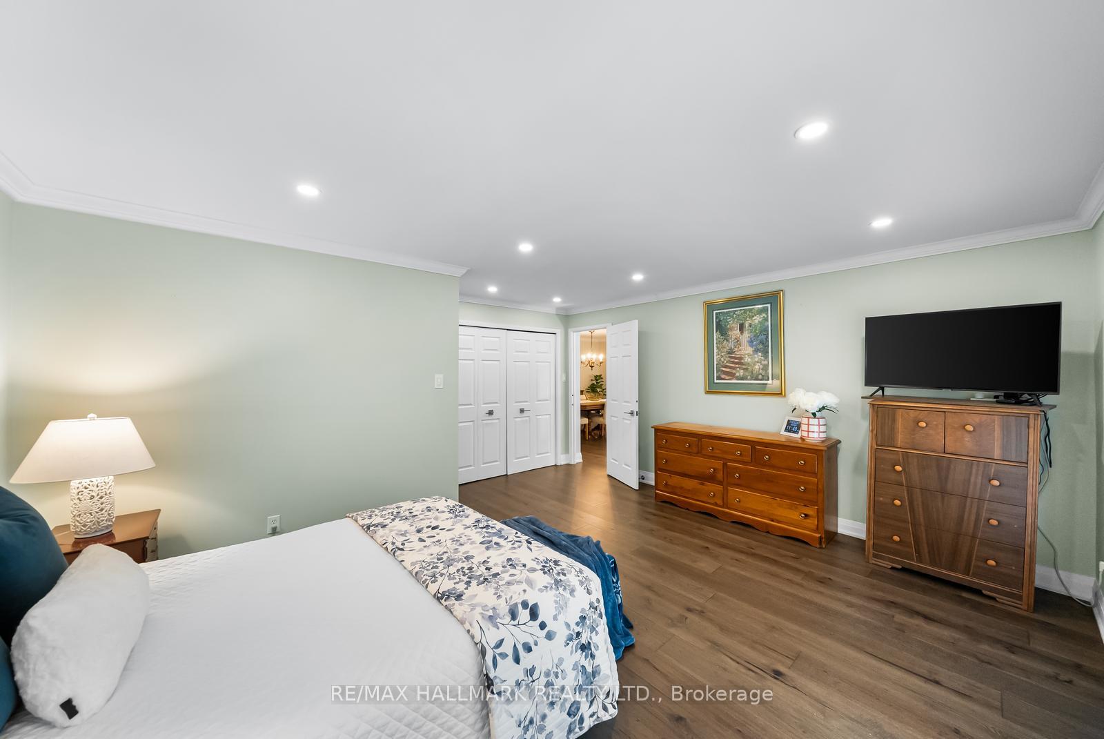 2 Bedrooms Condo at 2210 Lakeshore, Burlington For sale