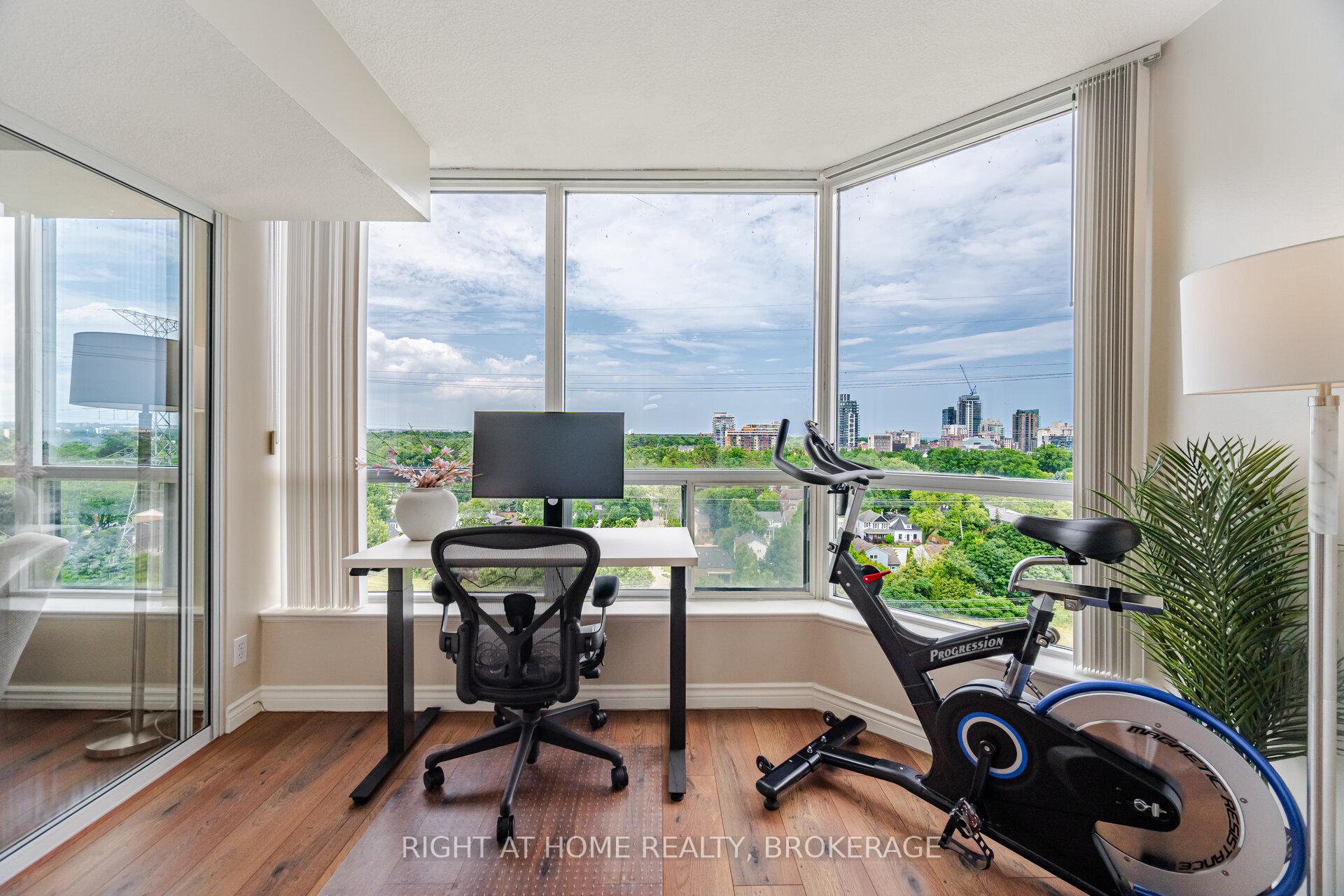 3 Bedrooms Condo at 1276 Maple Crossing, Burlington For sale
