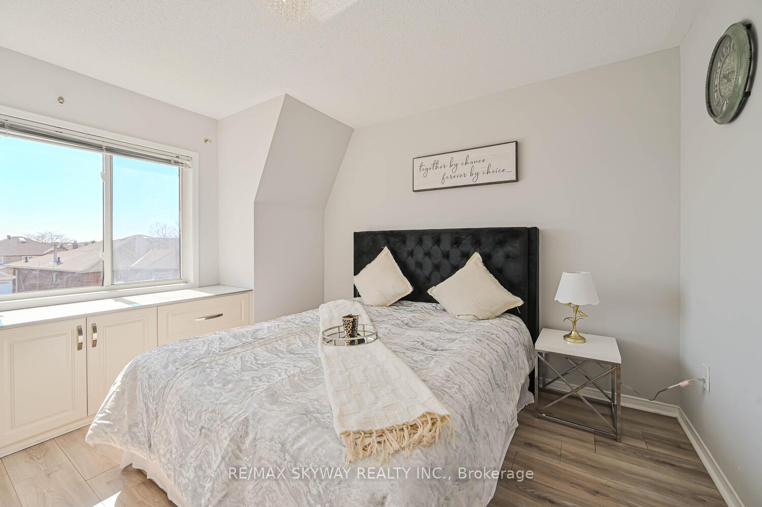 3 Bedrooms Condo at 50 Strathaven,  Mississauga For sale