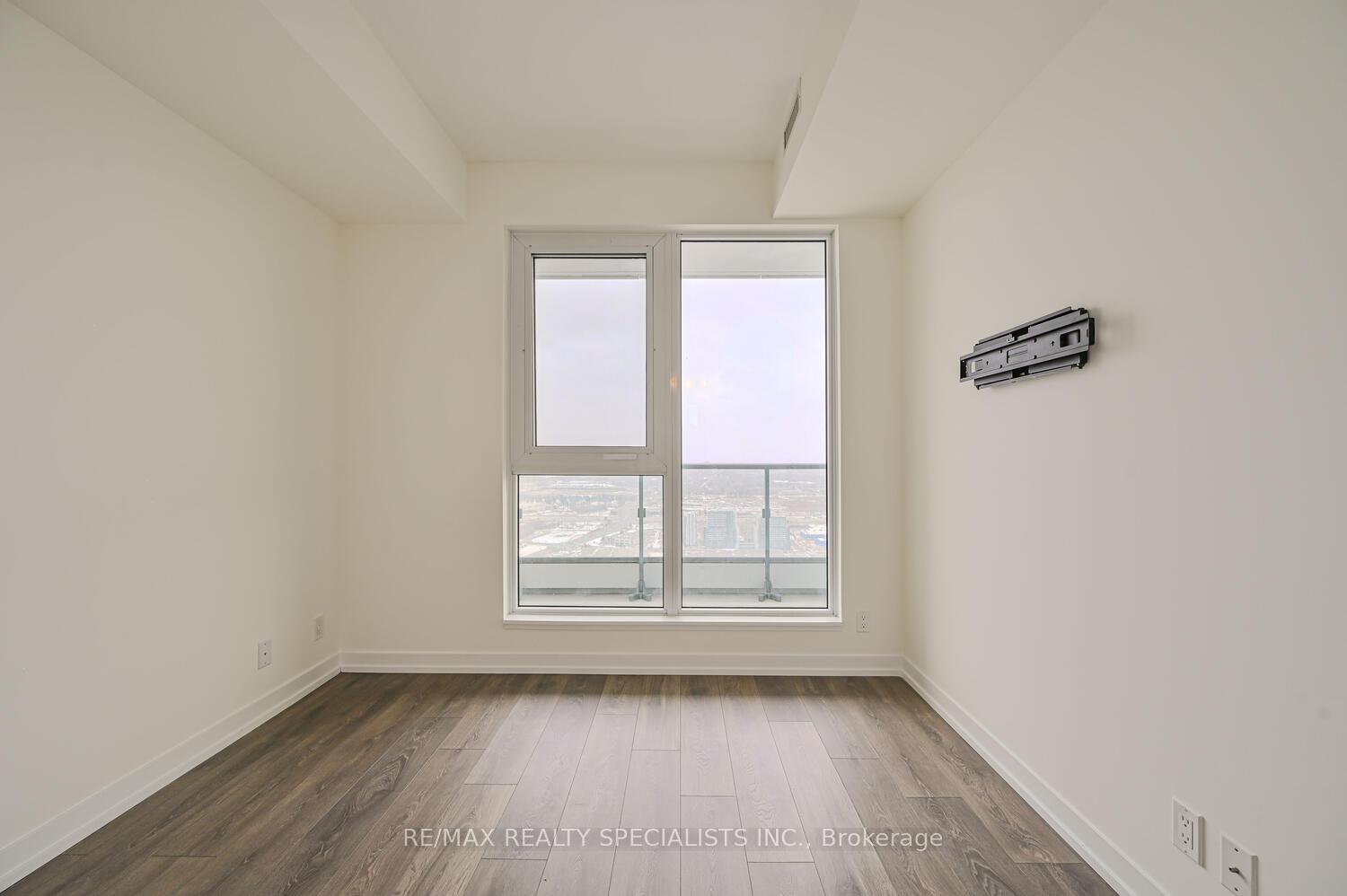 2 Bedrooms Condo at 5 BUTTERMILL, Vaughan For sale