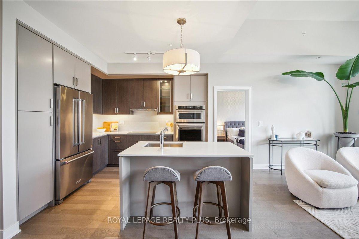 3 Bedrooms Condo at 1575 Lakeshore, Mississauga For sale
