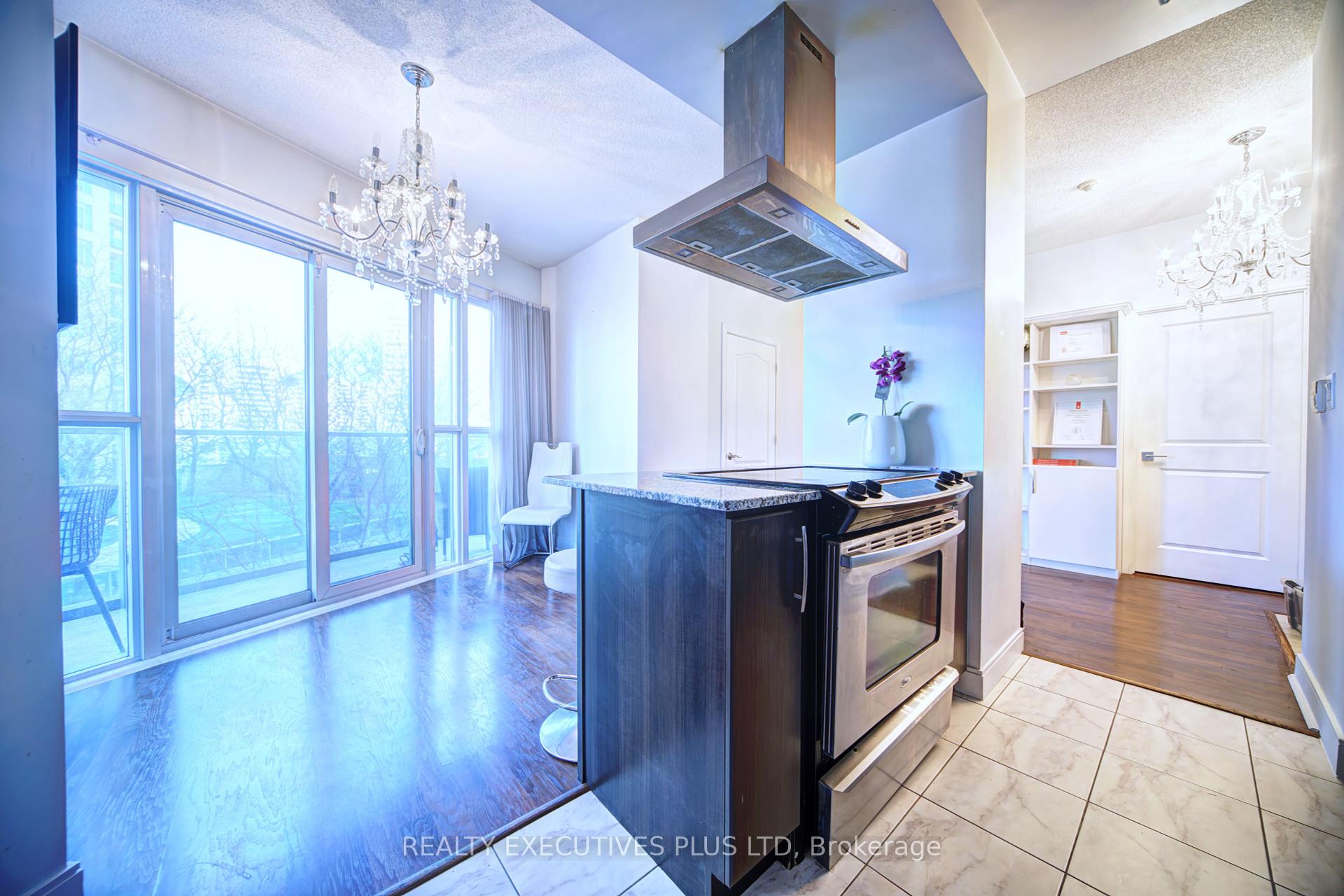 3 Bedrooms Condo at 60 Absolute, Mississauga For sale