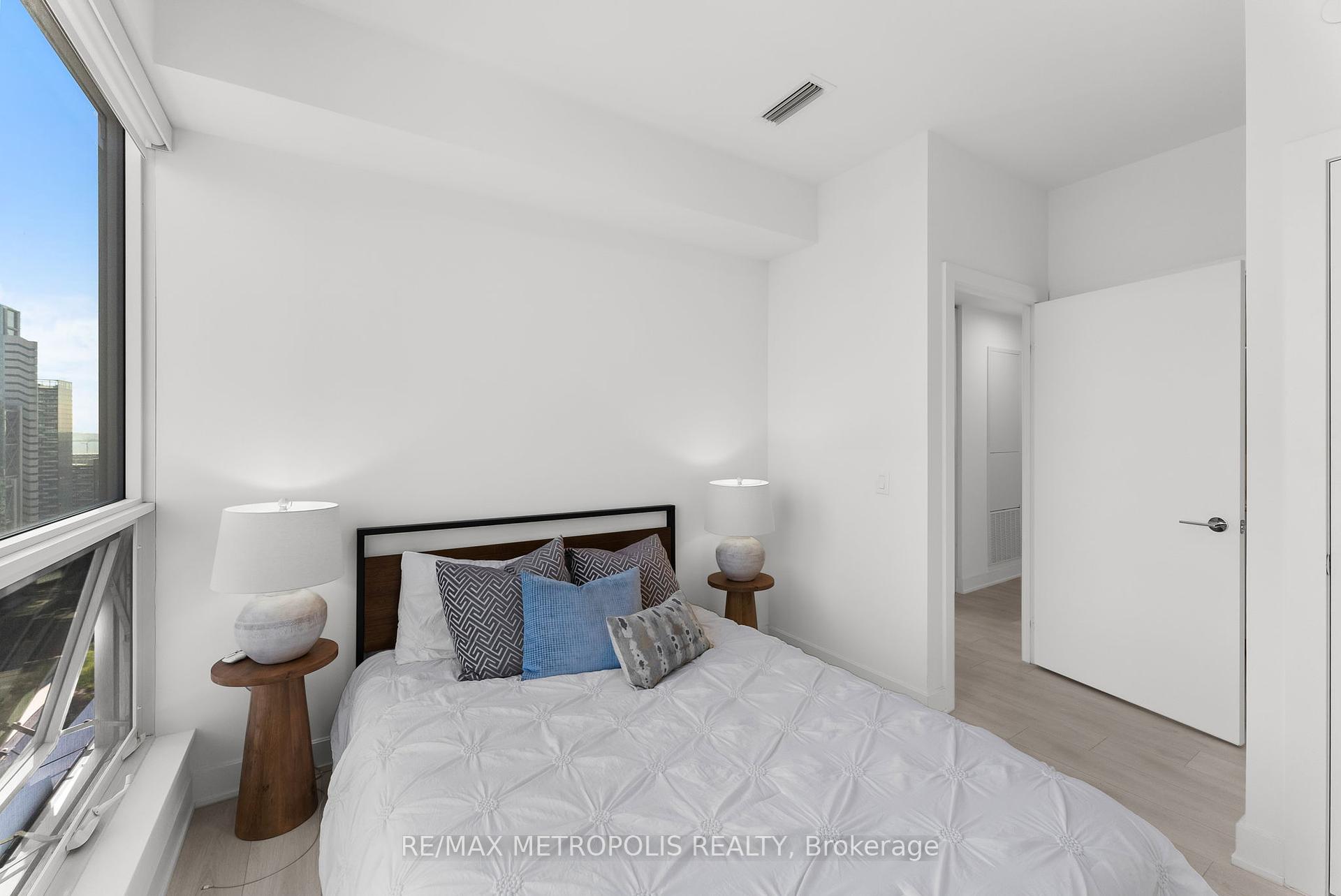 2 Bedrooms Condo at 15 Mercer, Toronto For sale