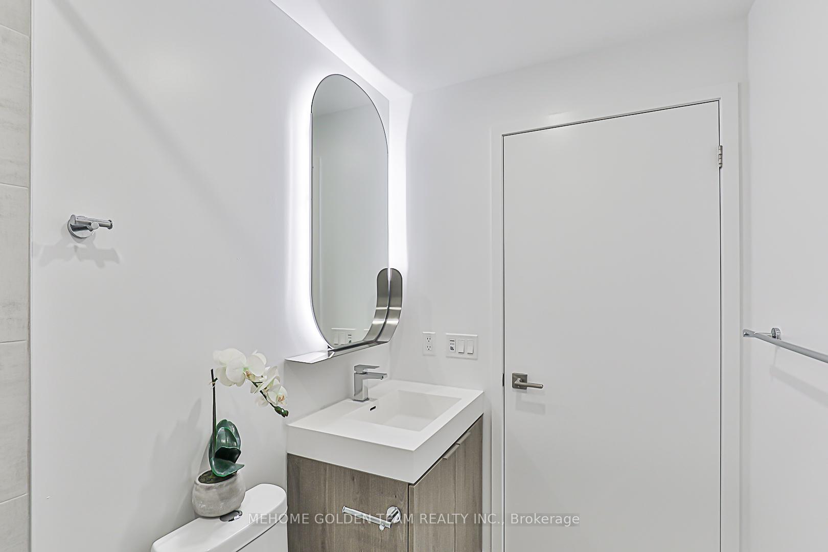 3 Bedrooms Condo at 15 Holmes, Toronto For sale