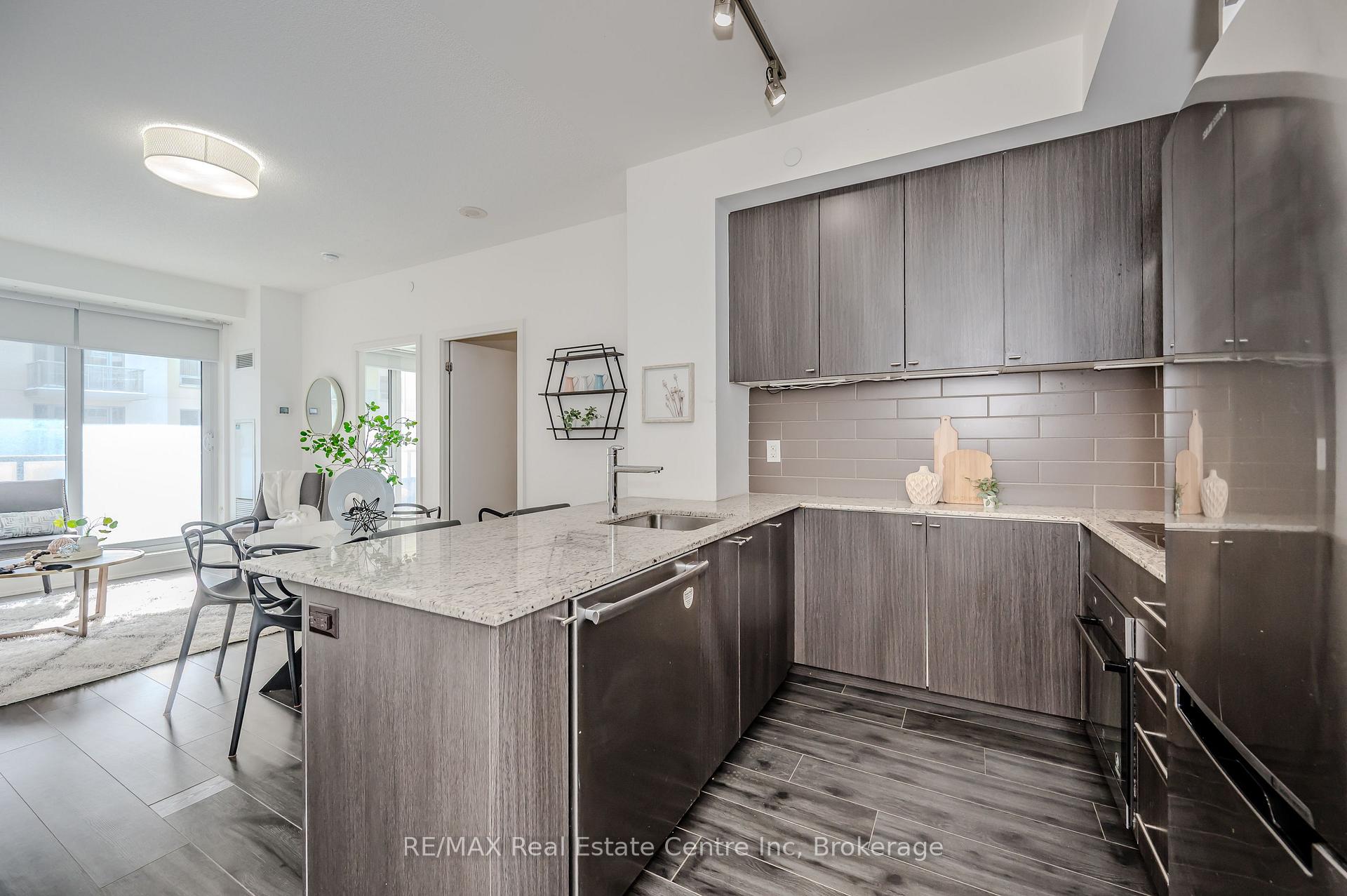 2 Bedrooms Condo at 18 Rean, Toronto For sale