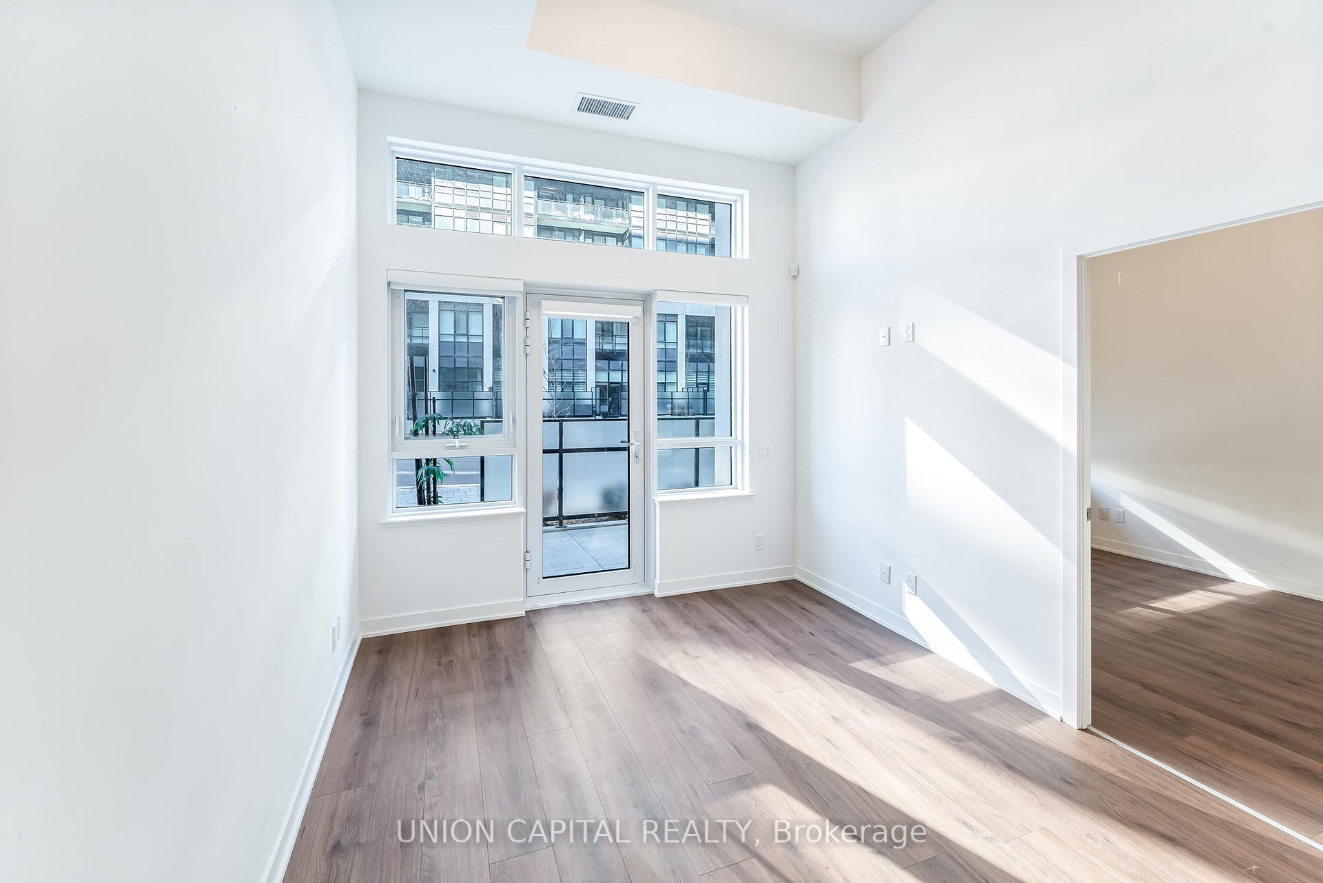 2 Bedrooms Condo at 405 Dundas, Oakville For sale