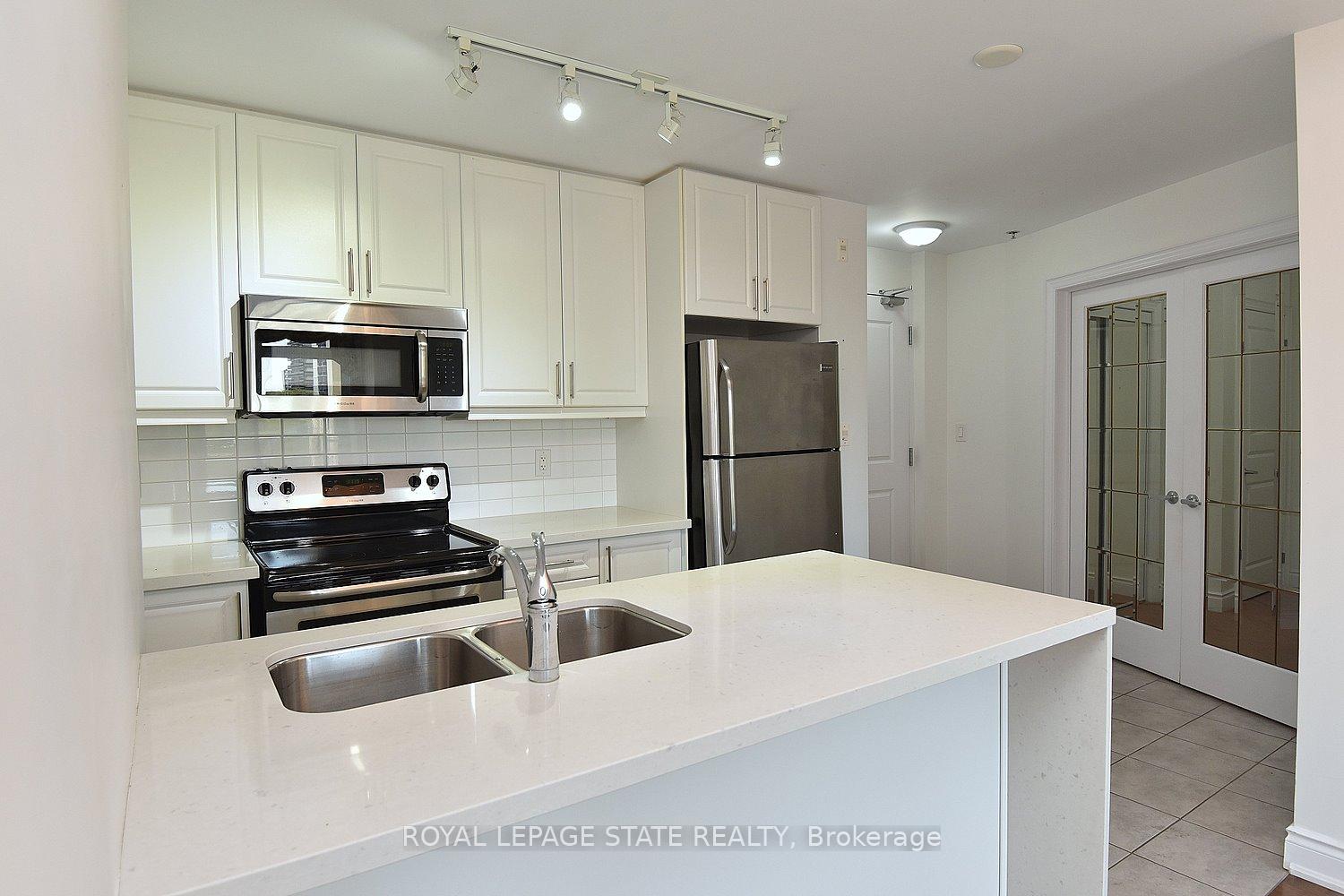 2 Bedrooms Condo at 90 Charlton, Hamilton For sale
