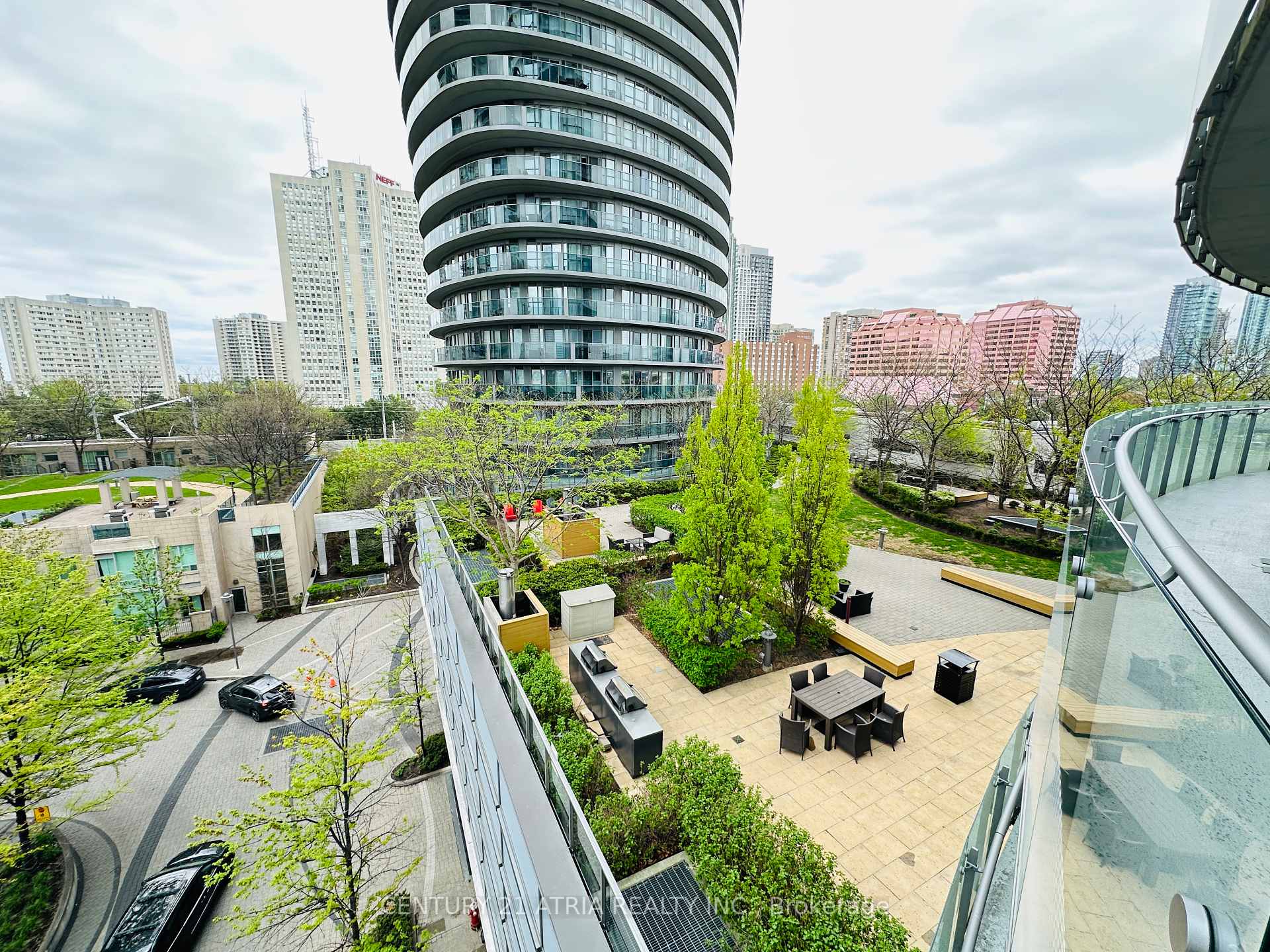 2 Bedrooms Condo at 50 Absolute, Mississauga For sale