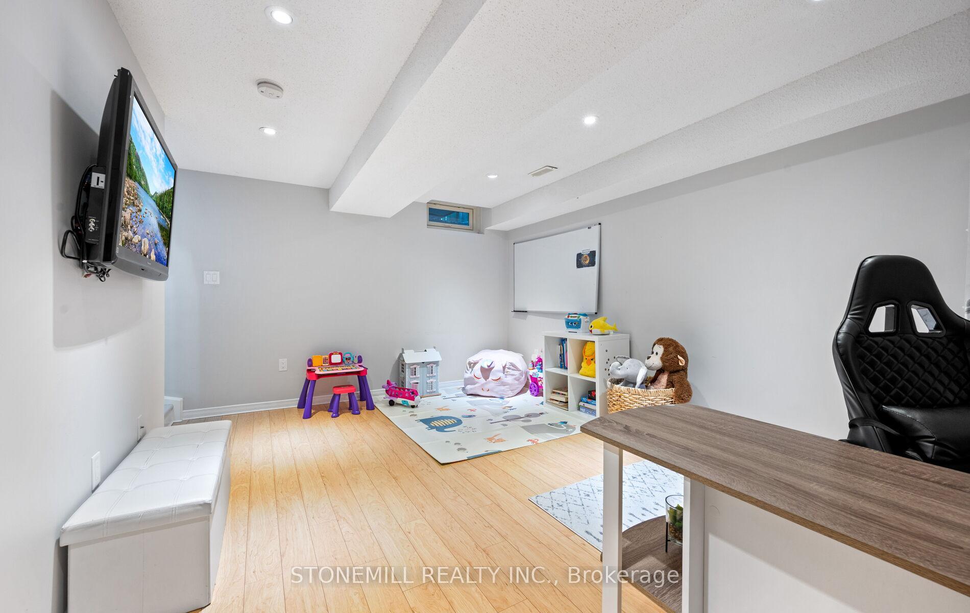 2 Bedrooms Condo at 4200 Kilmer, Burlington For sale
