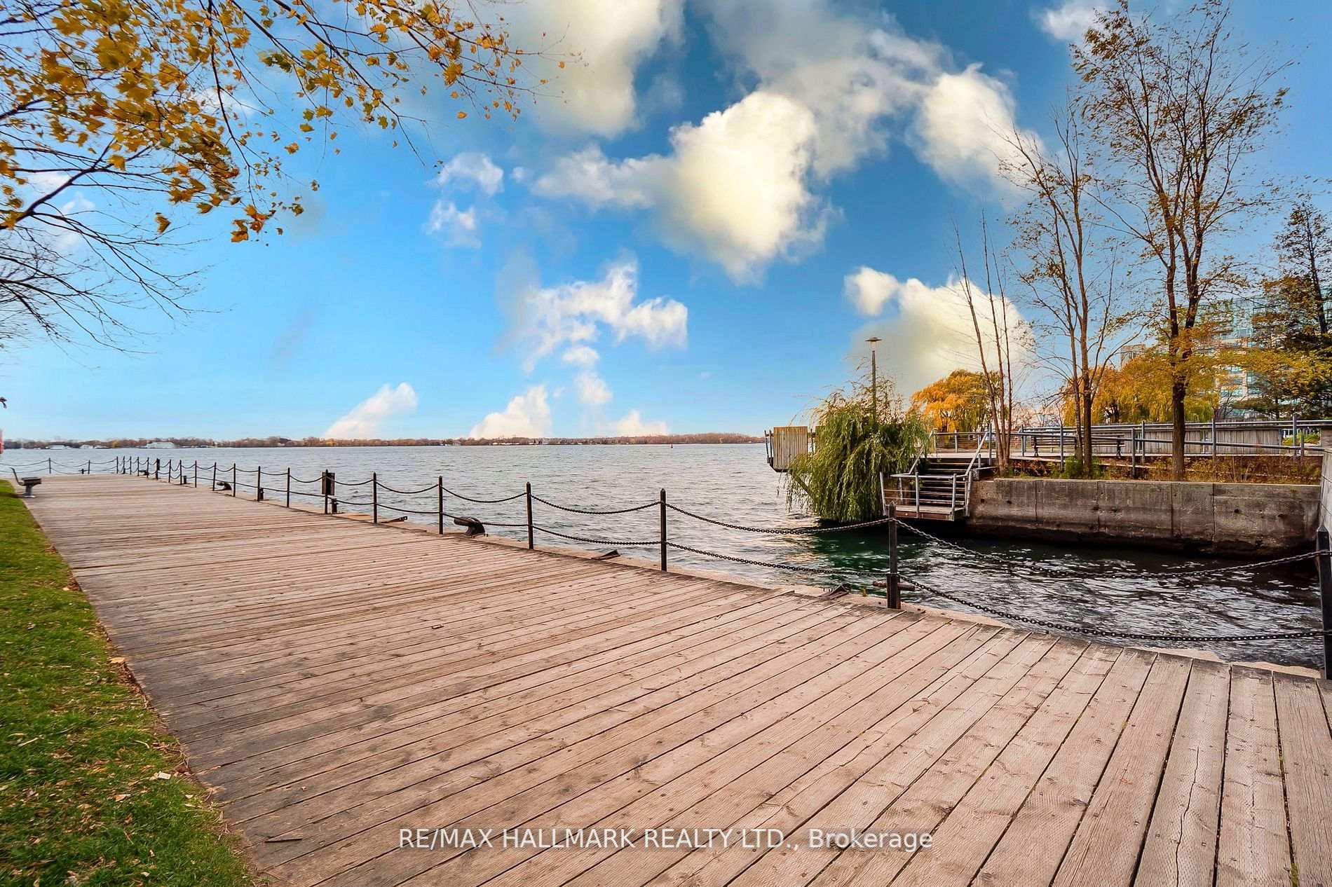 2 Bedrooms Condo at 77 Harbour, Toronto For sale