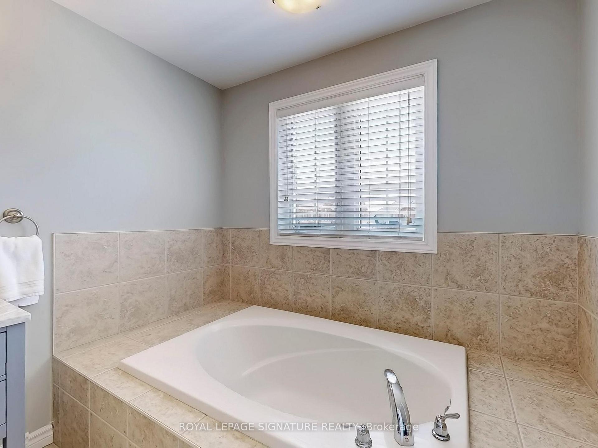 3 Bedrooms Condo at 99 Panabaker, Hamilton For sale