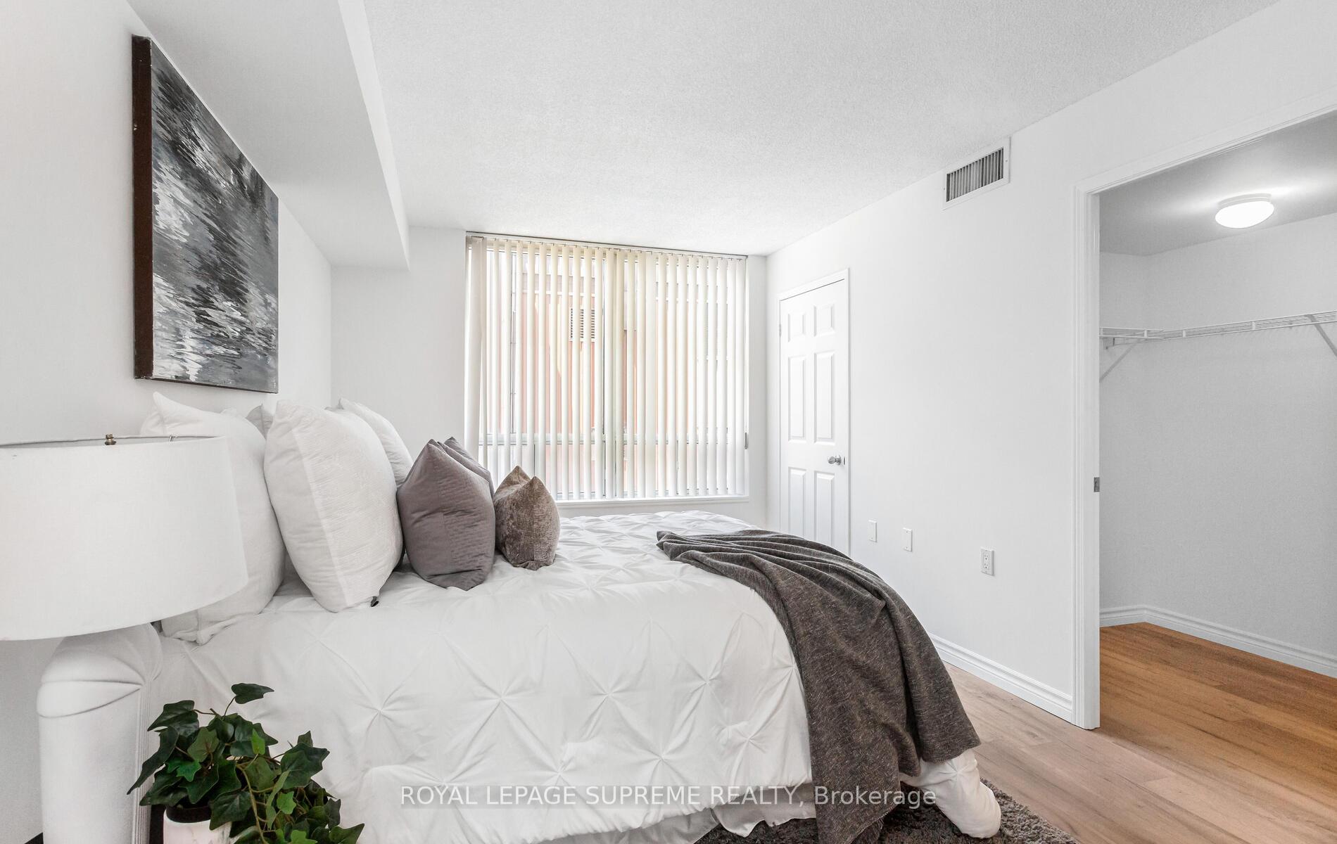 2 Bedrooms Condo at 35 Finch, Toronto For sale