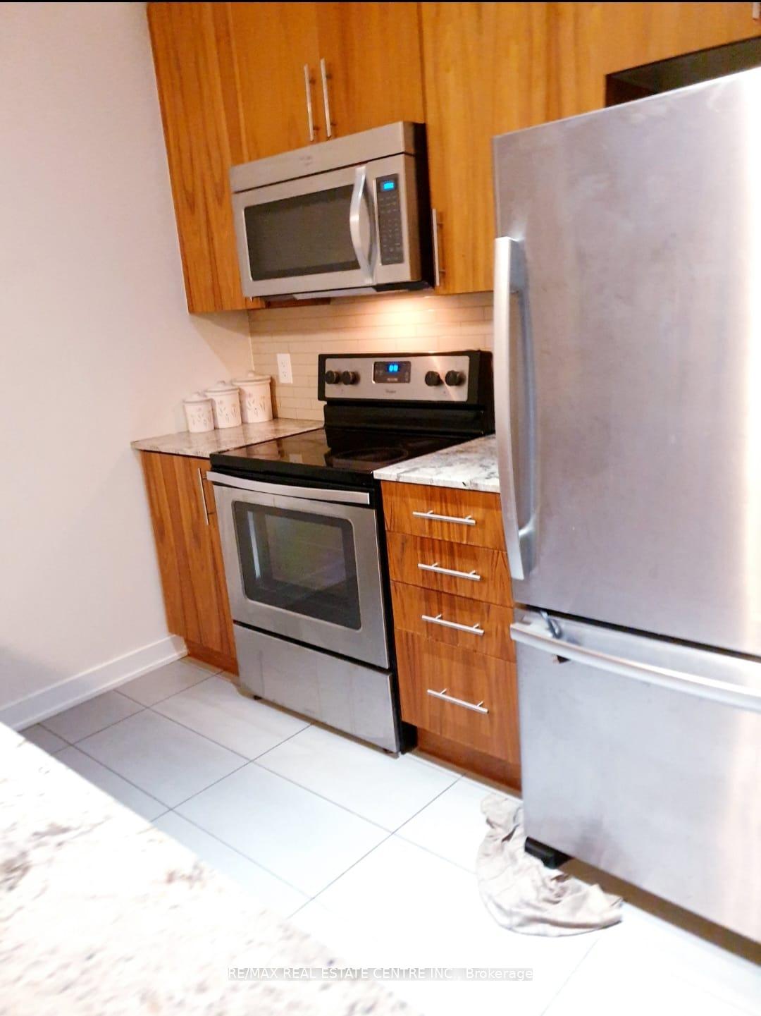 3 Bedrooms Condo at 4099 Brickstone, Mississauga For sale