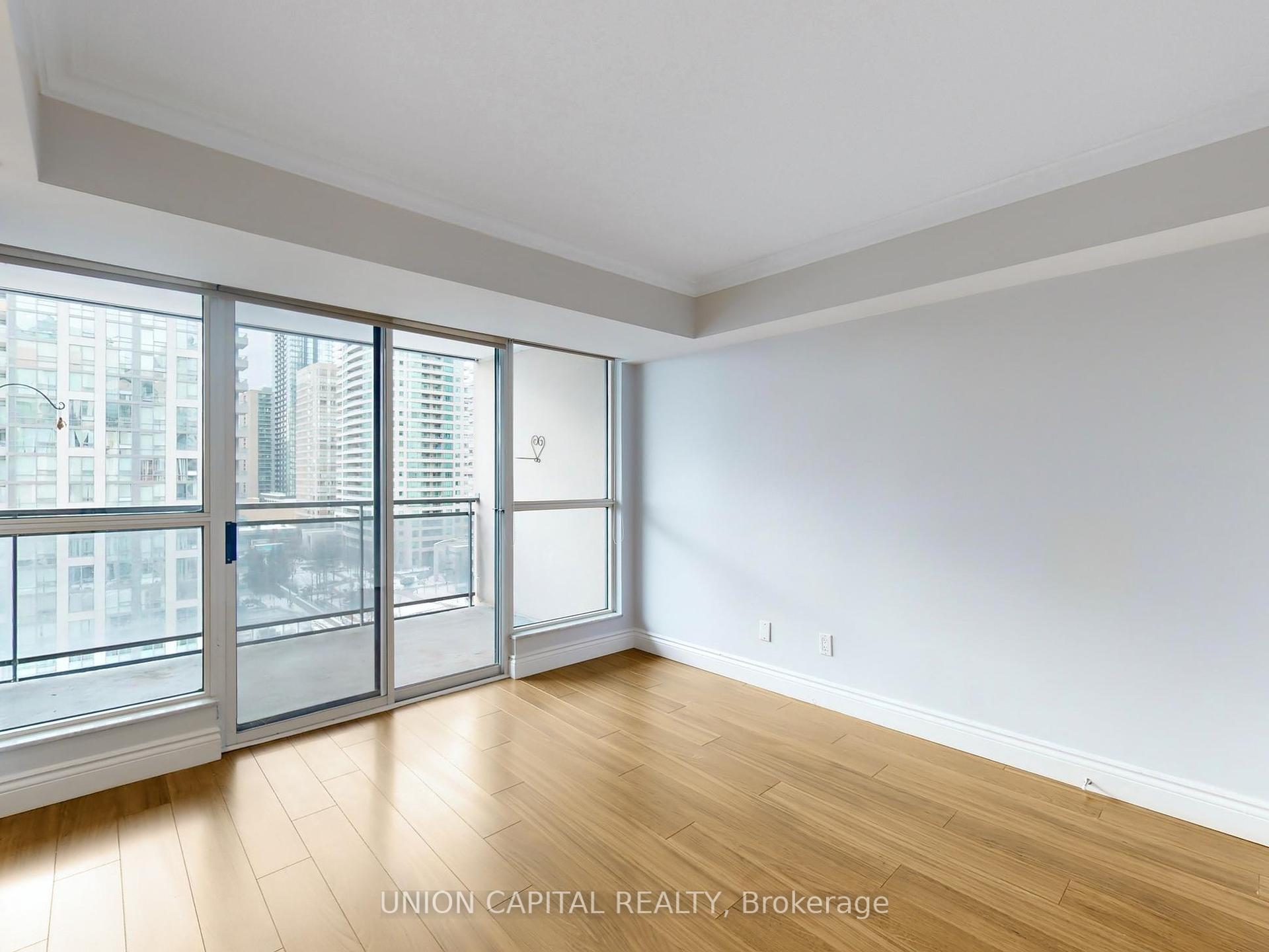 3 Bedrooms Condo at 28 Hollywood, Toronto For sale
