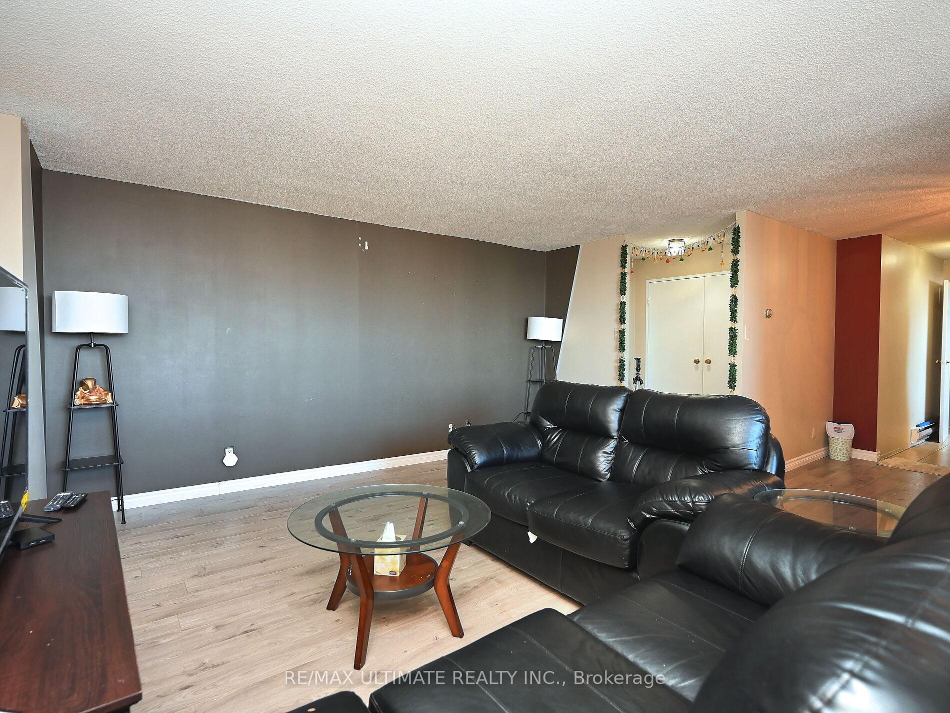 3 Bedrooms Condo at 3700 Kaneff, Mississauga For sale