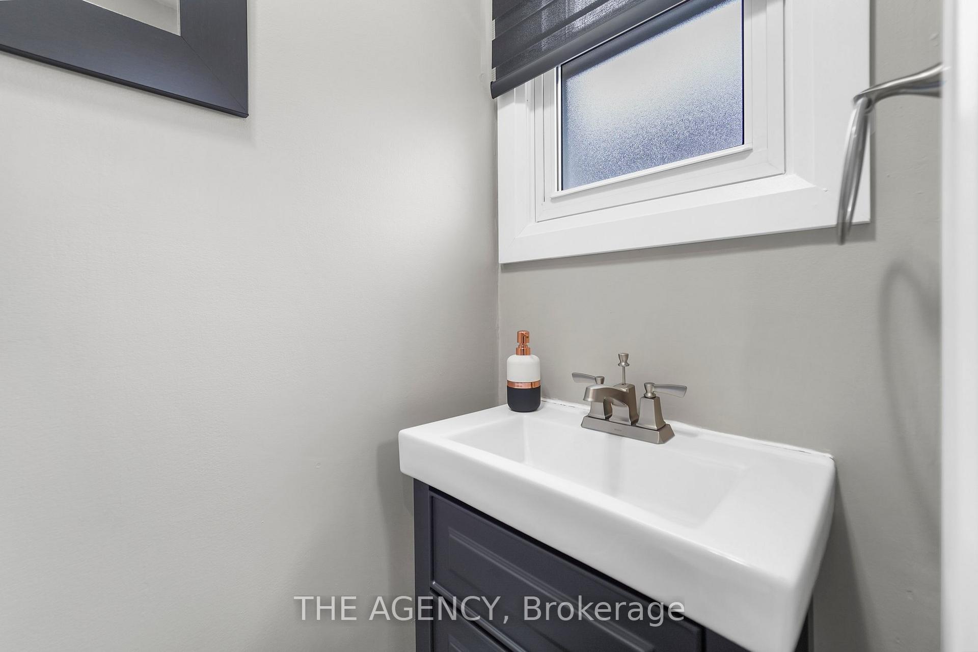 3 Bedrooms Condo at 965 Francis, Burlington For sale