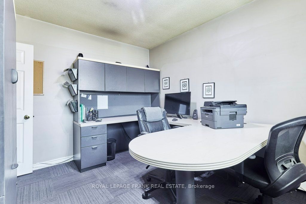 706 Dunlop Street W