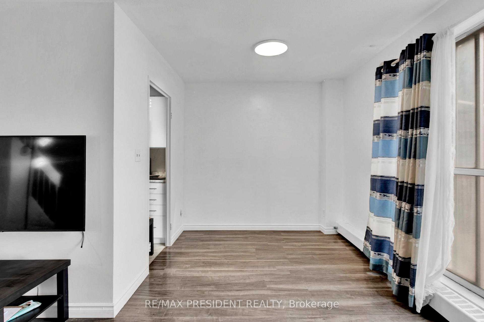 4 Bedrooms Condo at 10 Eddystone,  Toronto For sale