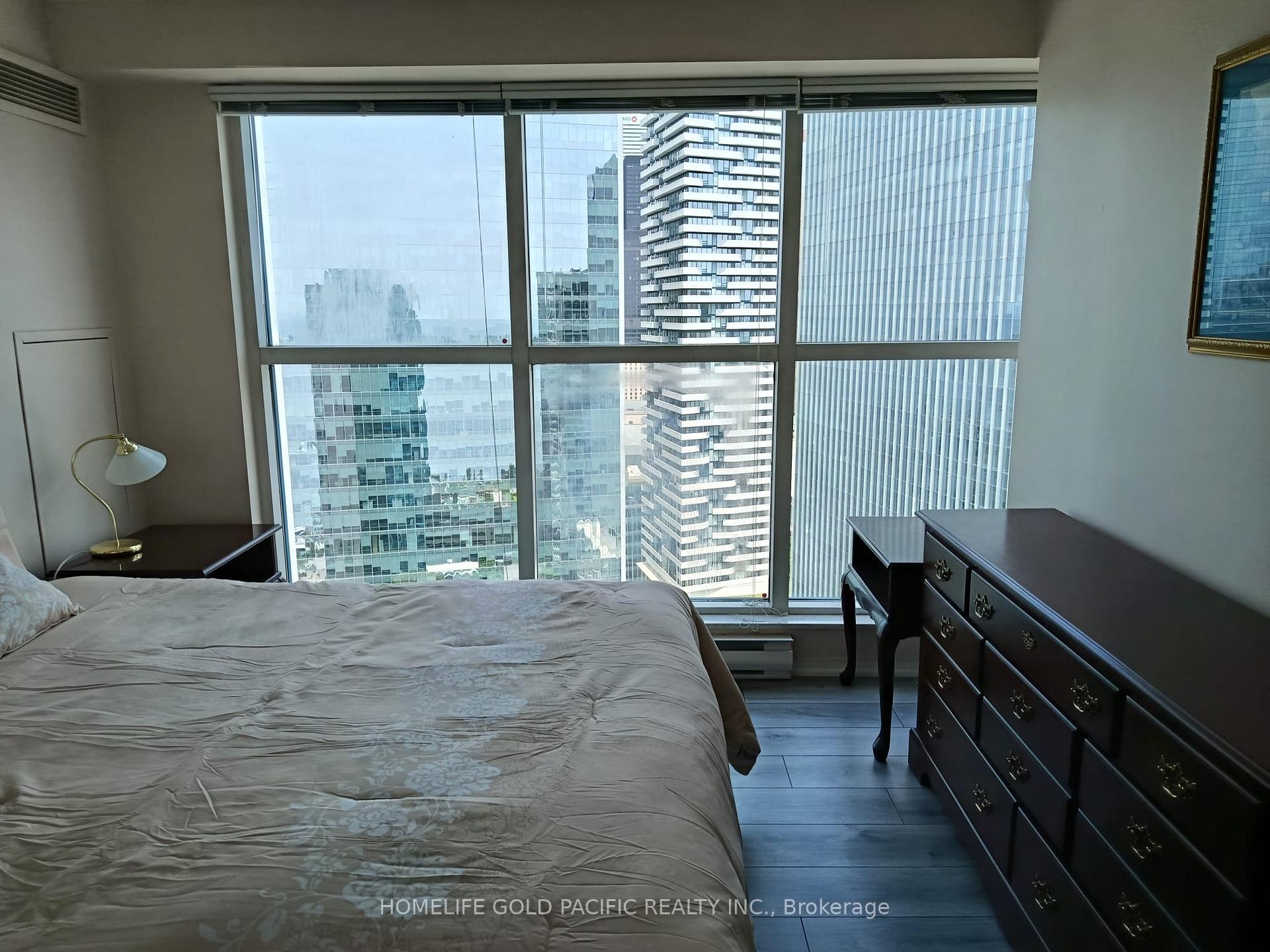 2 Bedrooms Condo at 77 Harbour, Toronto For sale