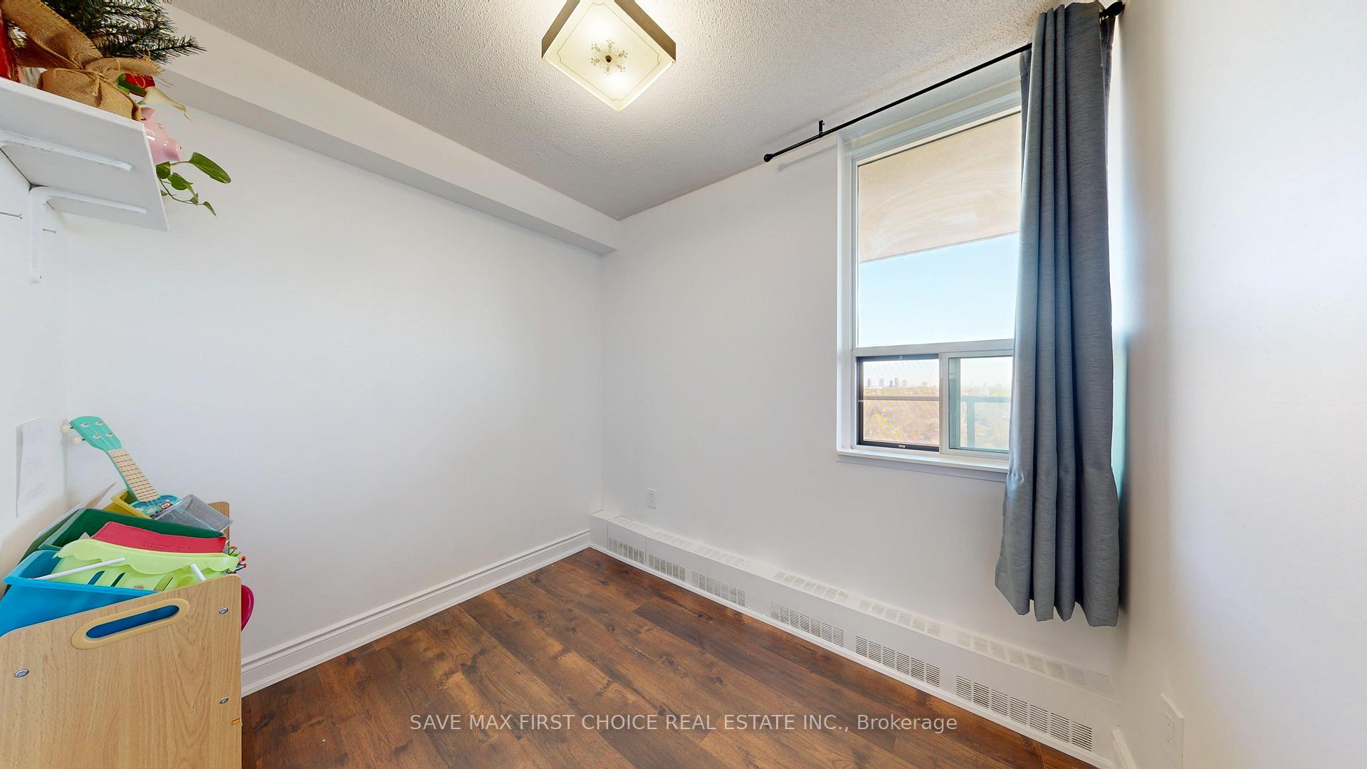 3 Bedrooms Condo at 15 Torrance, Toronto For sale