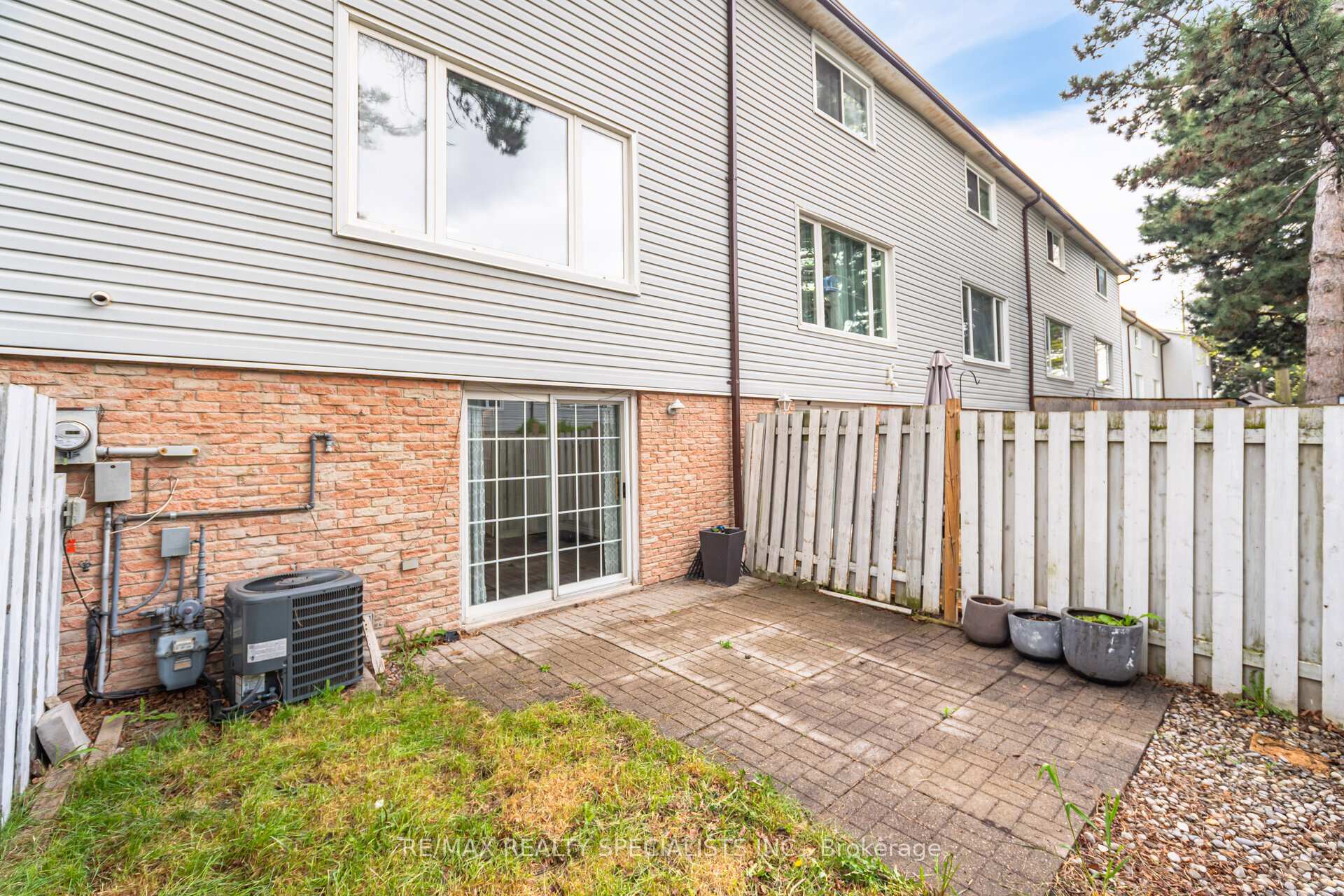 3 Bedrooms Condo at 2440 Bromsgrove, Mississauga For sale