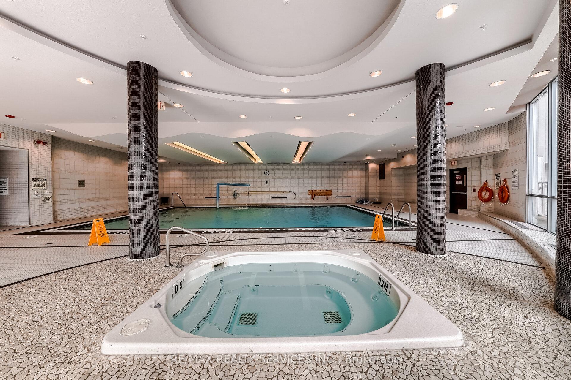 2 Bedrooms Condo at 80 Absolute,  Mississauga For sale