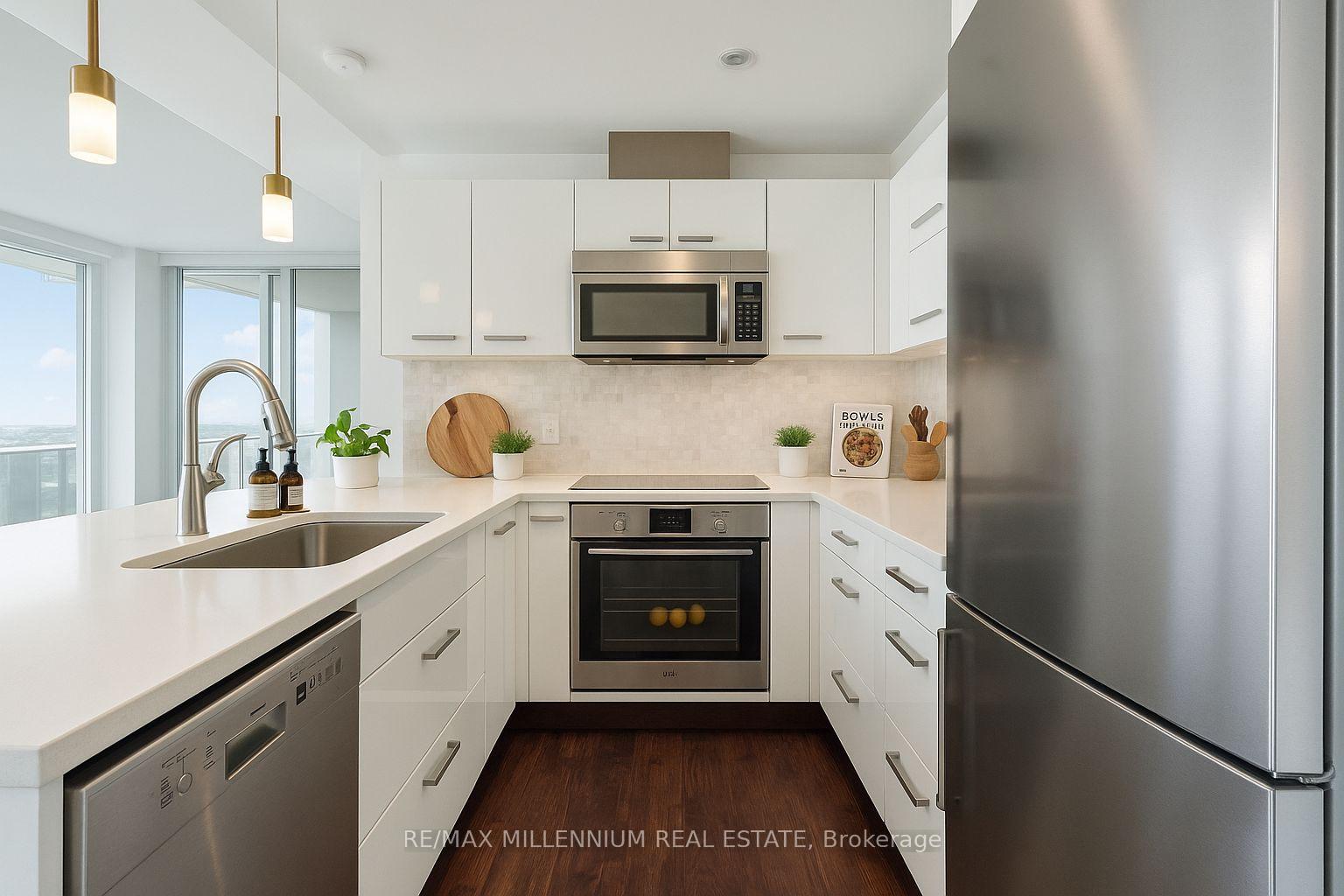 3 Bedrooms Condo at 90 Park Lawn, Toronto For sale