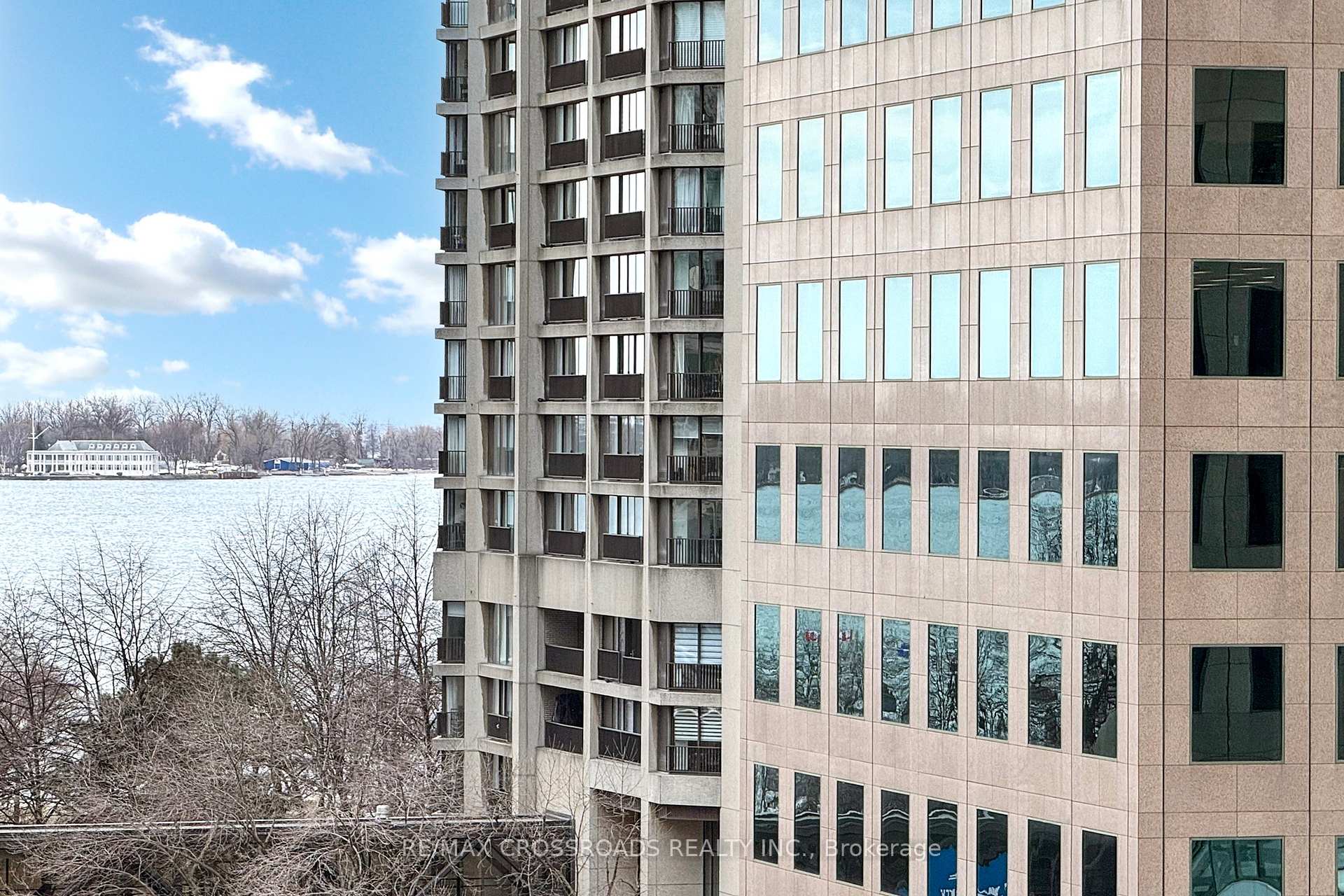 2 Bedrooms Condo at 33 Bay, Toronto For sale