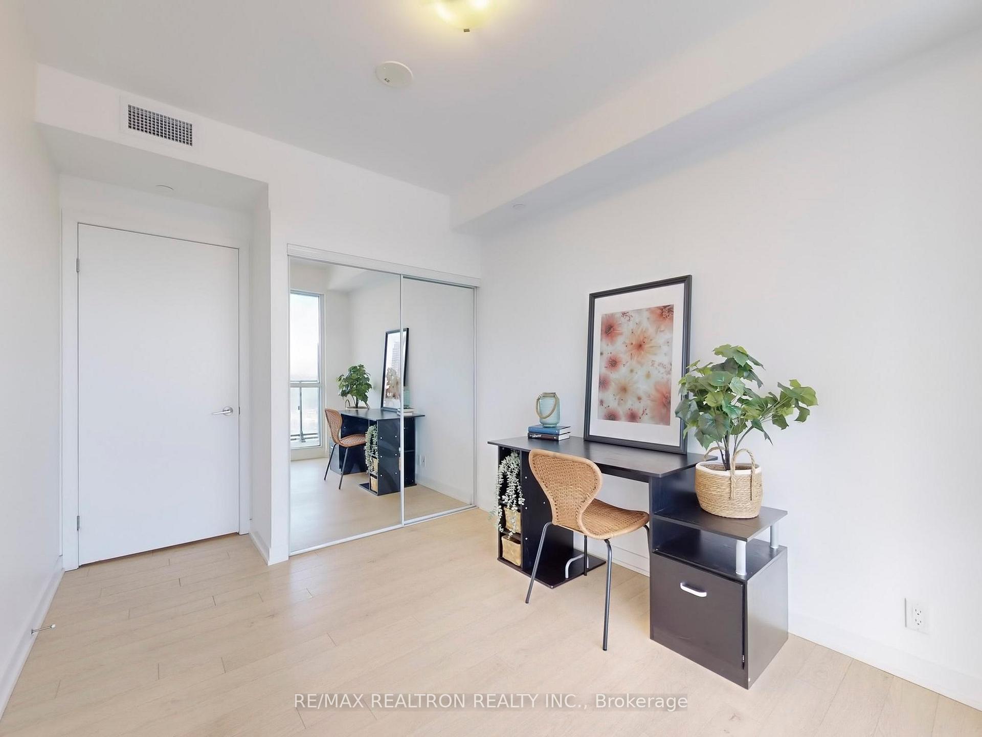 3 Bedrooms Condo at 10 Park Lawn, Toronto For sale