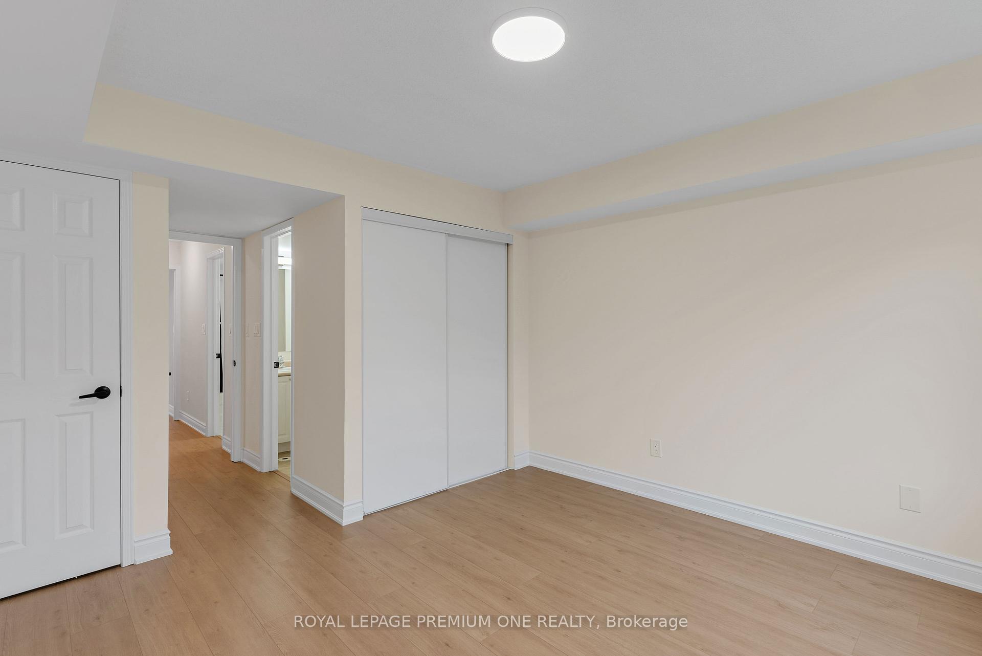3 Bedrooms Condo at 65 Turntable, Toronto For sale