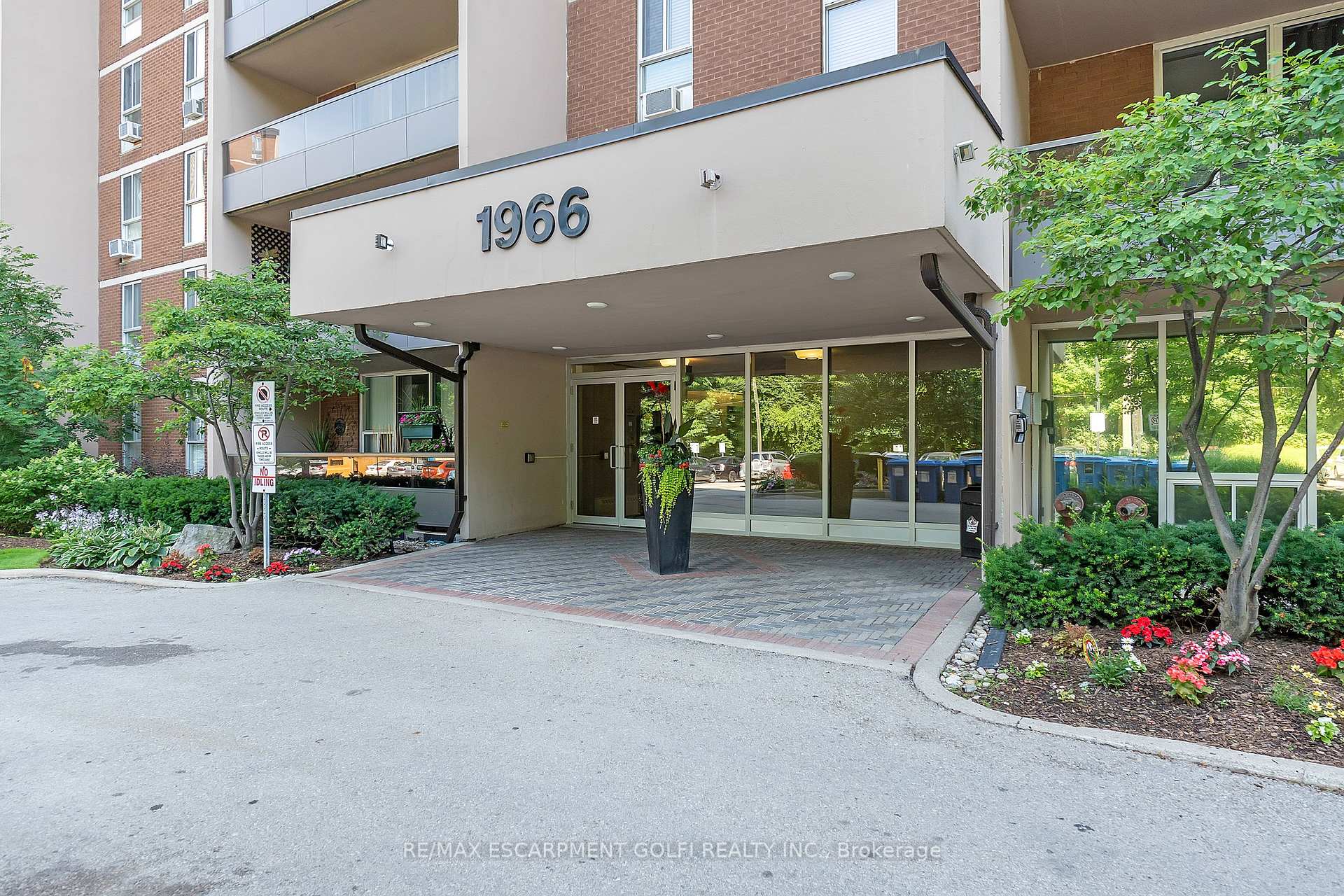 3 Bedrooms Condo at 1966 Main, Hamilton For sale