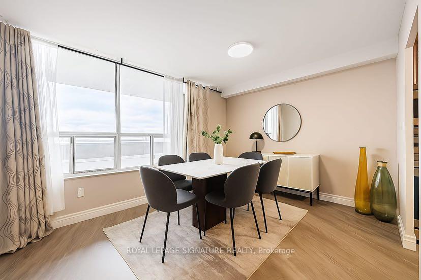 3 Bedrooms Condo at 5 Shady, Toronto For sale