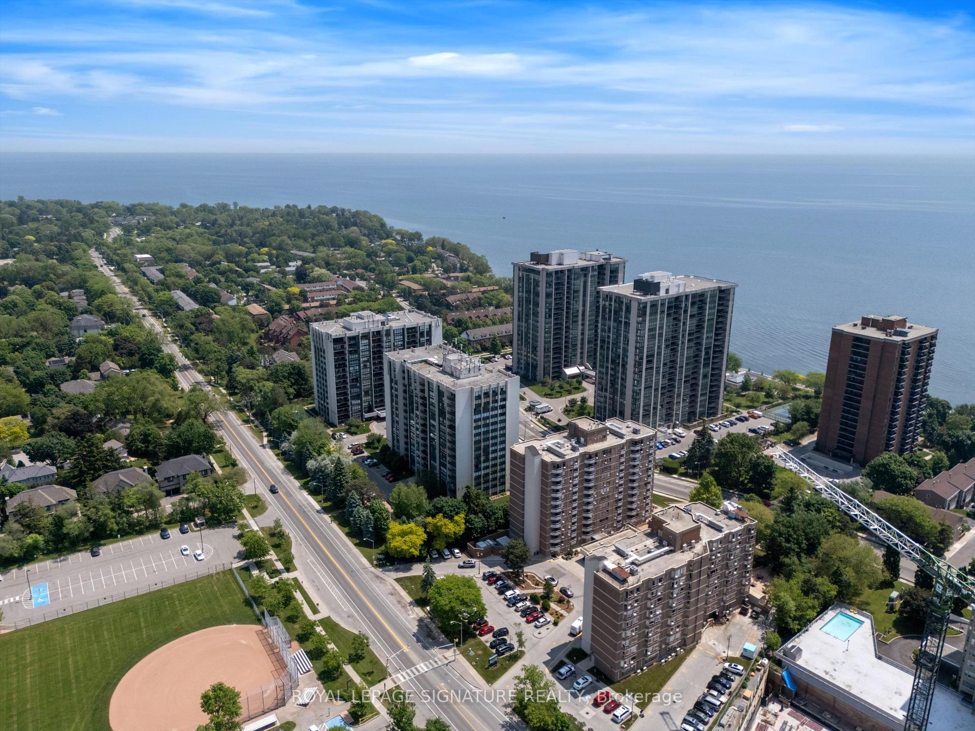 3 Bedrooms Condo at 2185 Marine, Oakville For sale