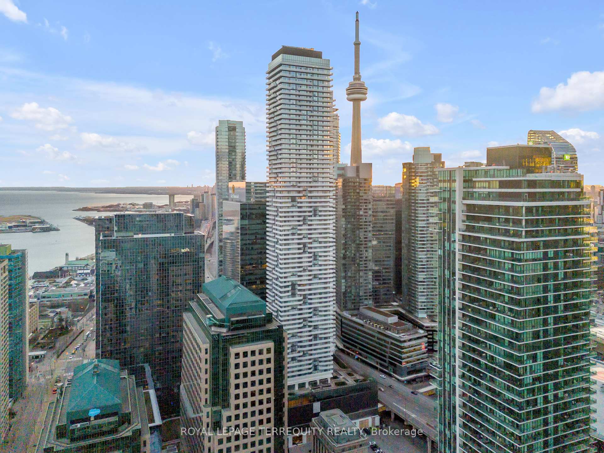 1 Bedroom Condo at 88 Harbour, Toronto For sale