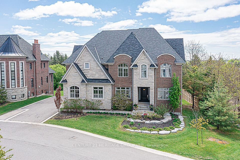 15 Davina Circle, Aurora, ON L4G 0M2