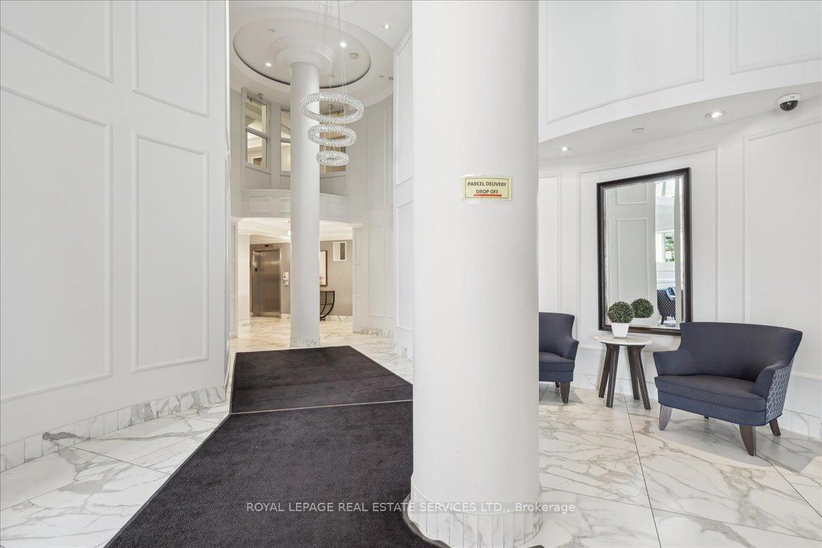 2 Bedrooms Condo at 40 Old Mill, Oakville For sale